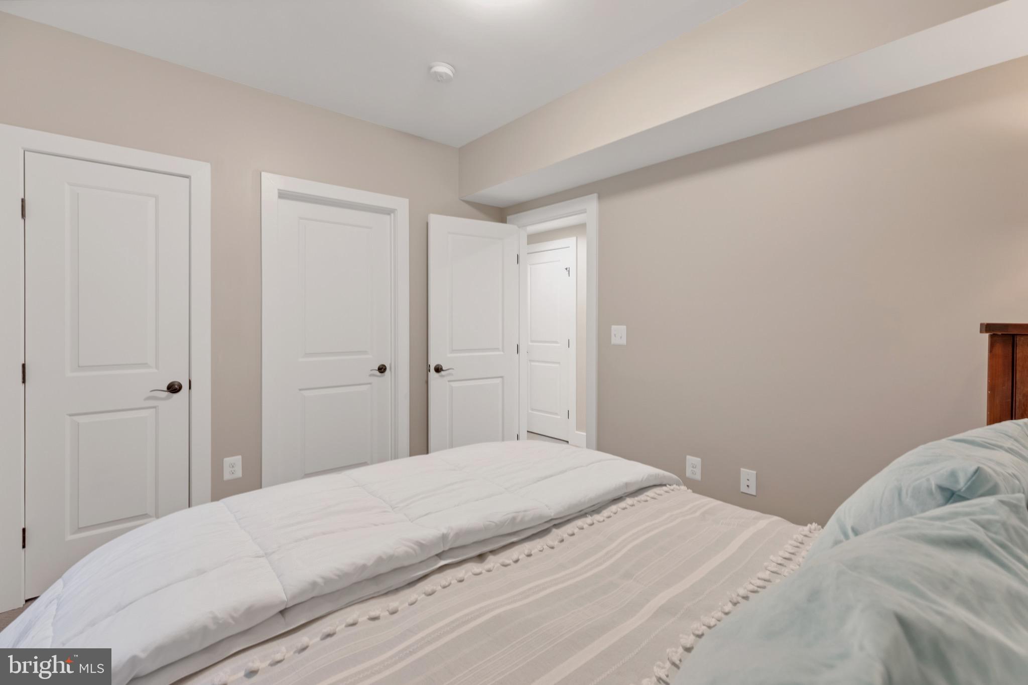 COUNTRY CLUB MANOR - Residential