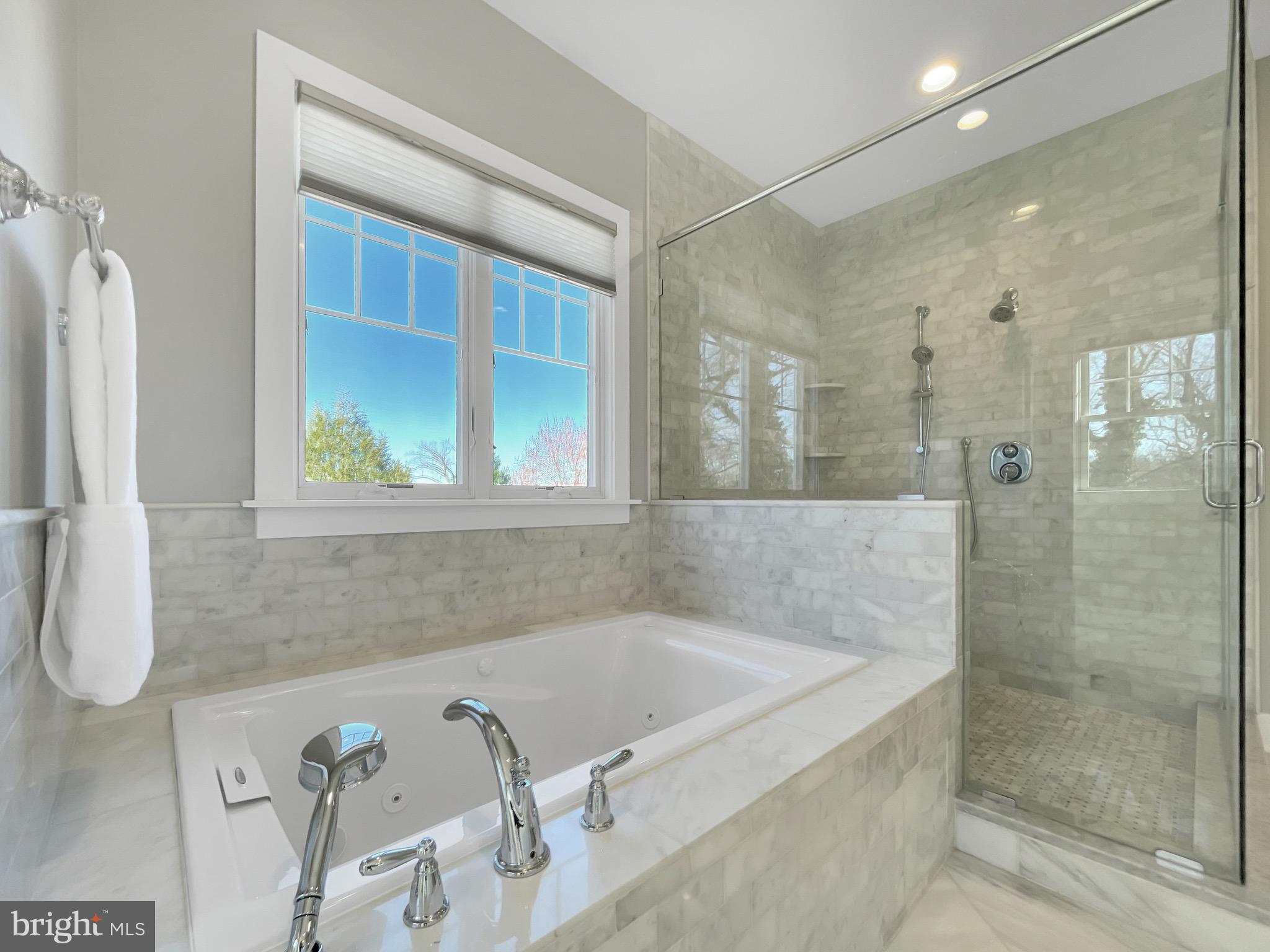 COUNTRY CLUB MANOR - Residential