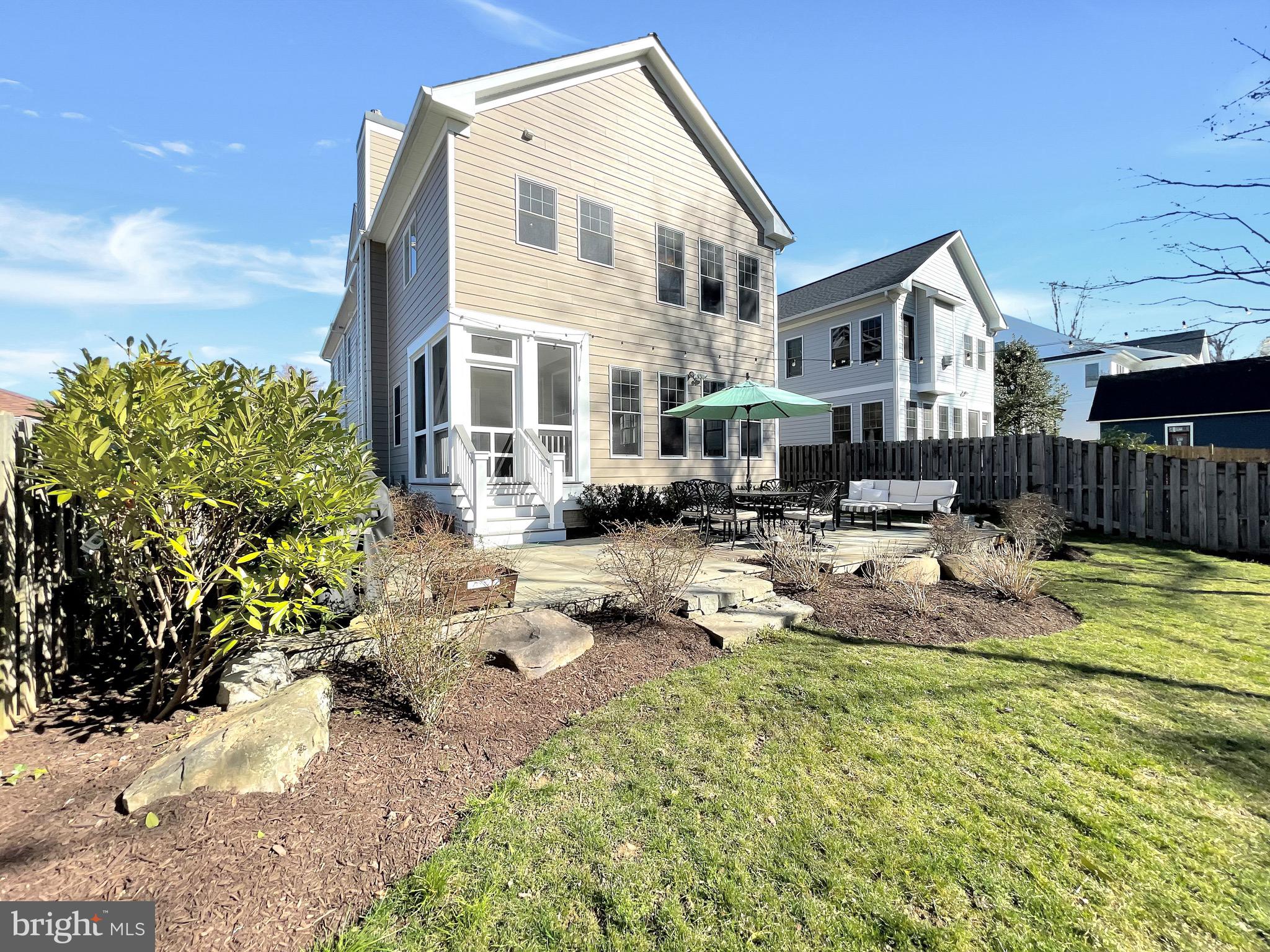 COUNTRY CLUB MANOR - Residential