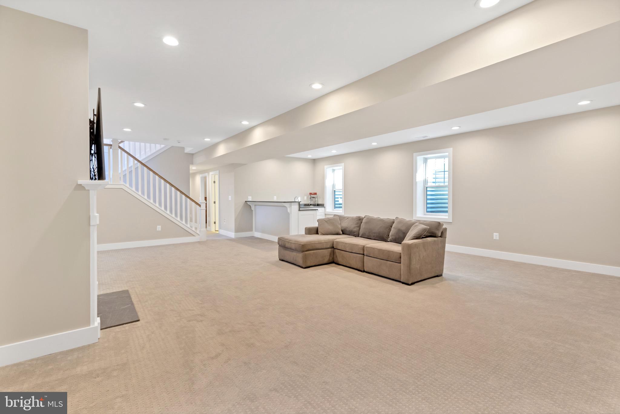 COUNTRY CLUB MANOR - Residential