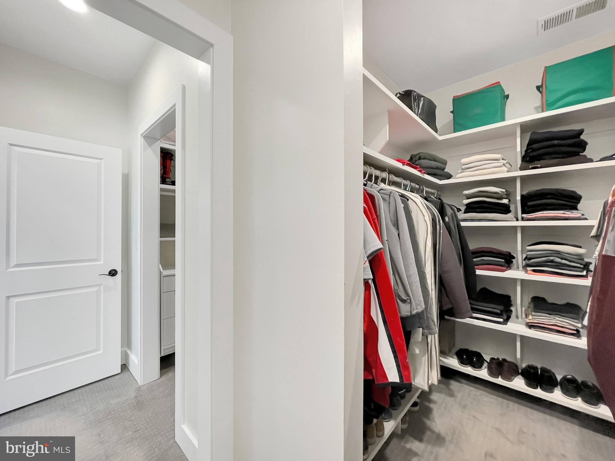 COUNTRY CLUB MANOR - Residential