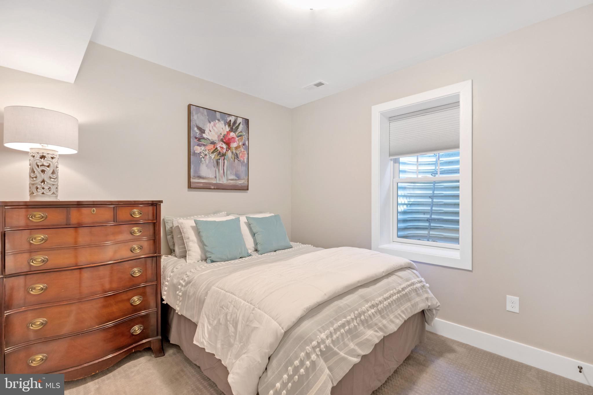 COUNTRY CLUB MANOR - Residential