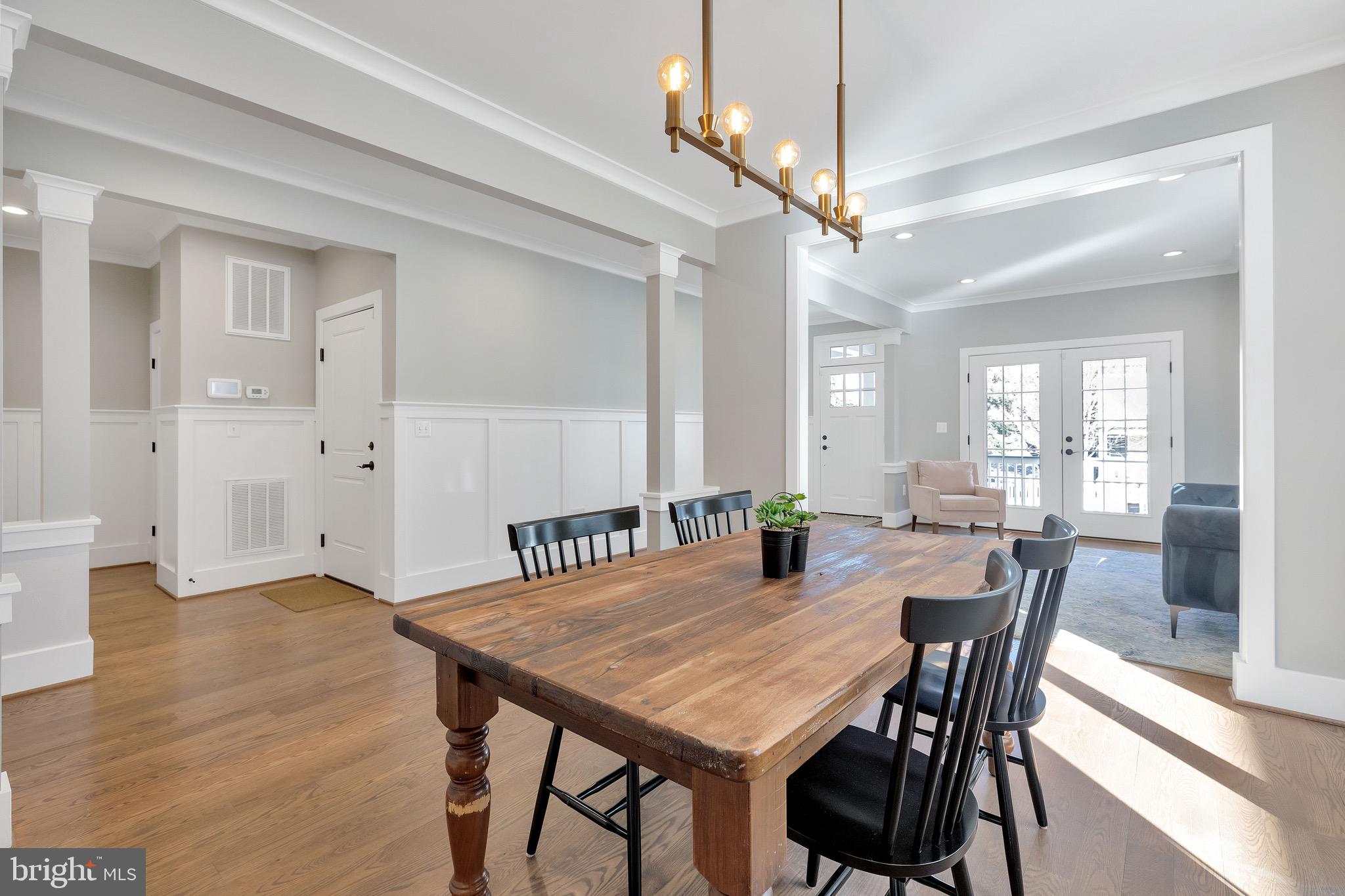 COUNTRY CLUB MANOR - Residential