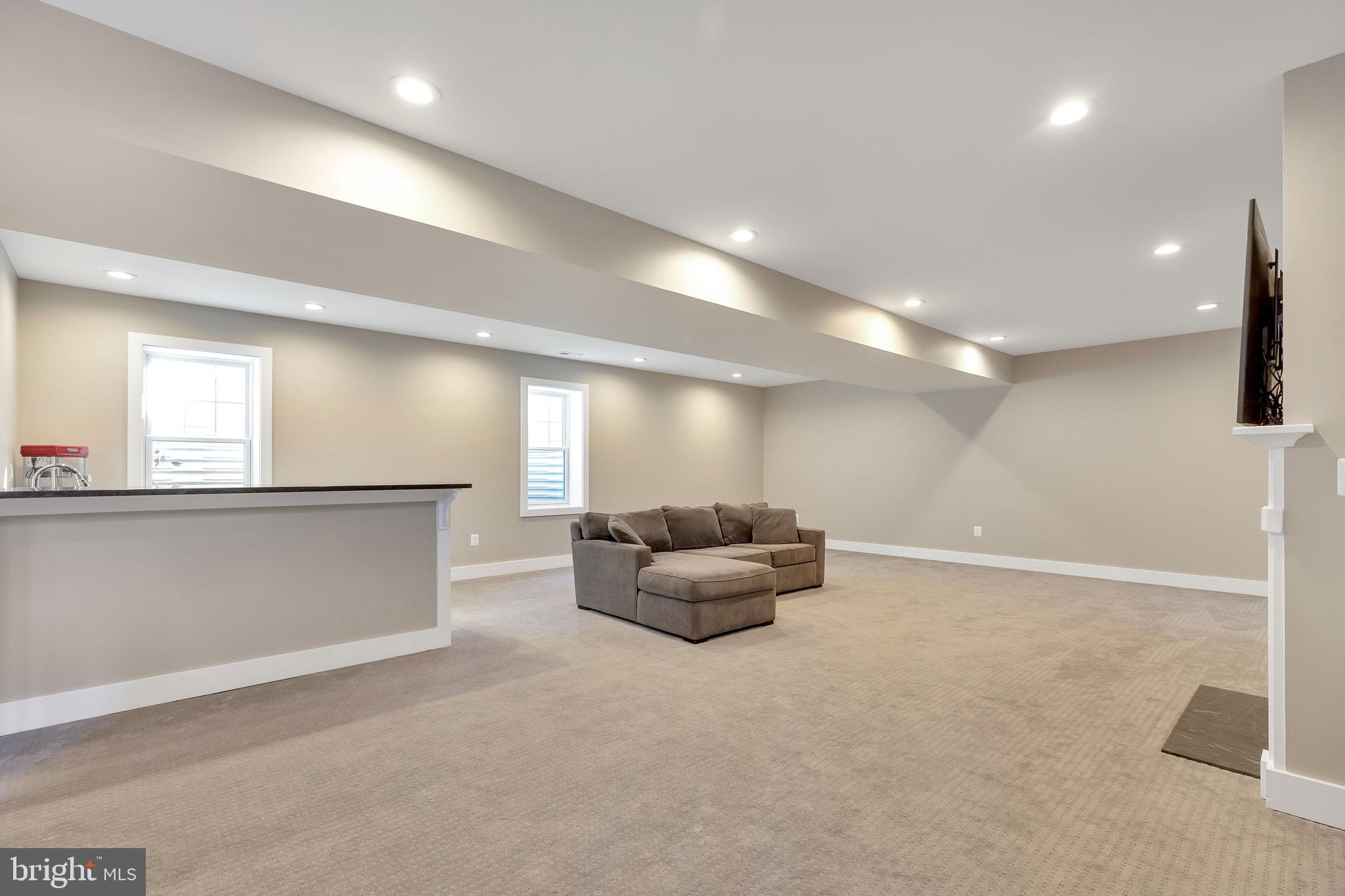 COUNTRY CLUB MANOR - Residential