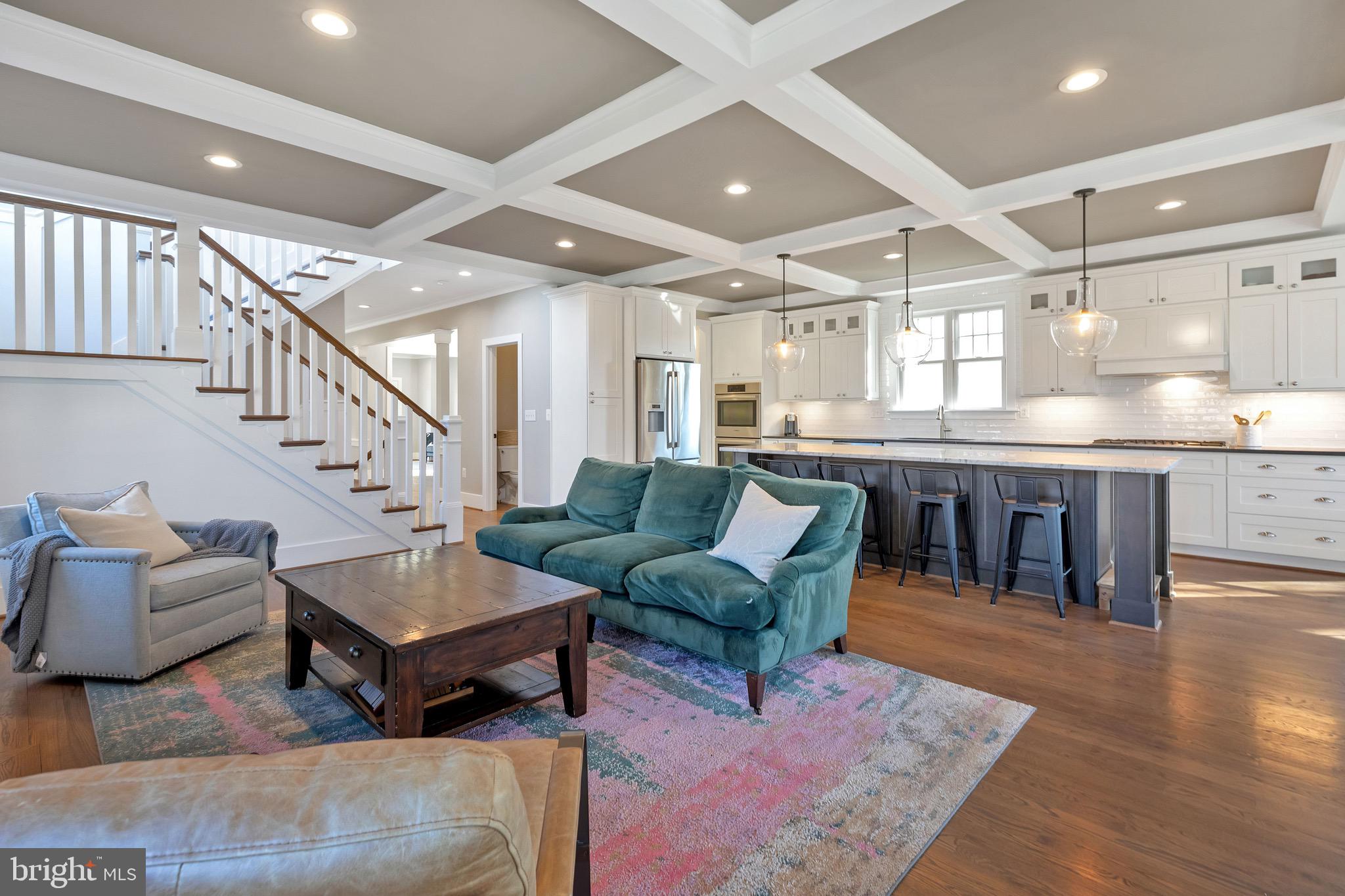 COUNTRY CLUB MANOR - Residential