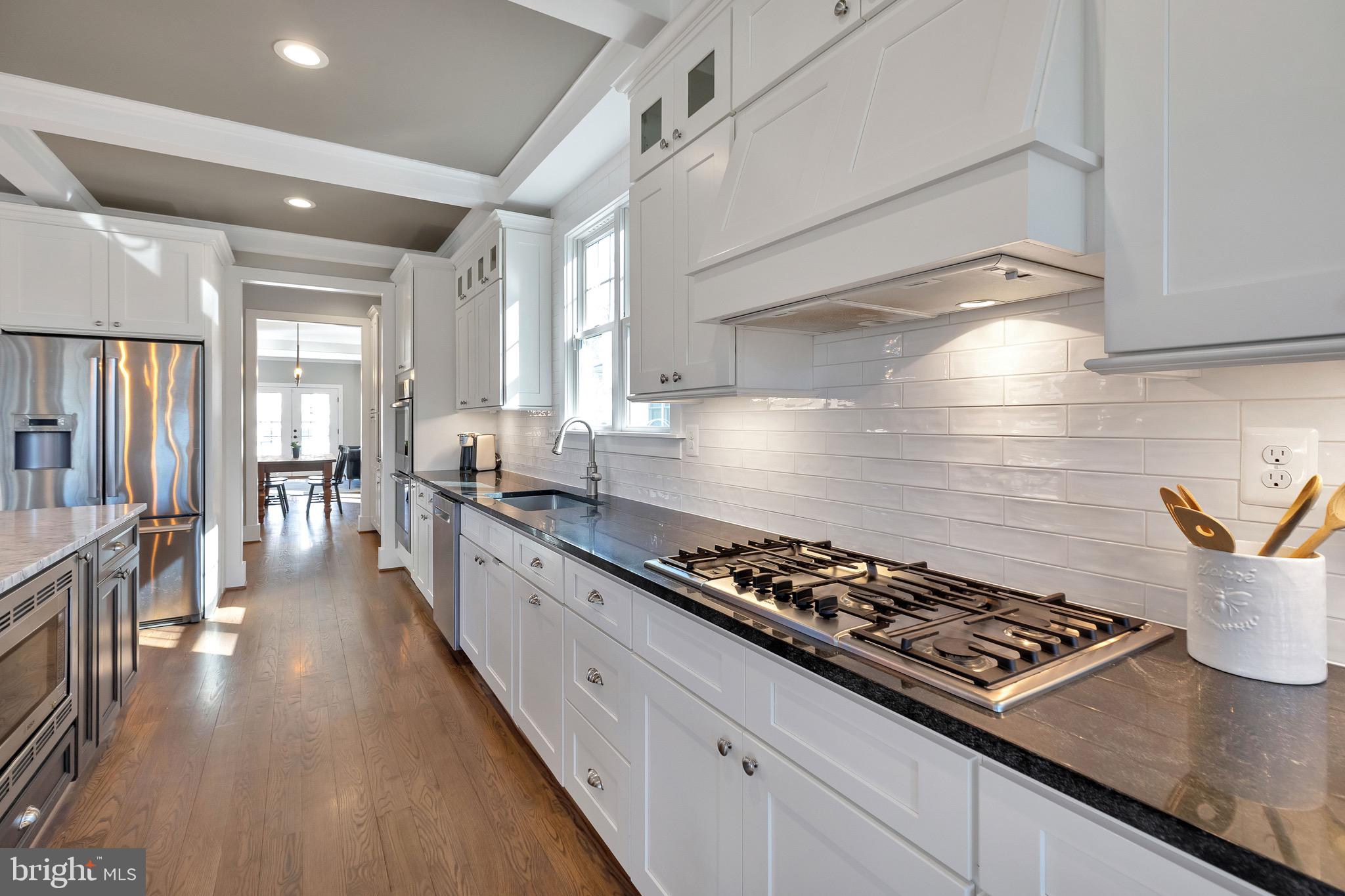 COUNTRY CLUB MANOR - Residential