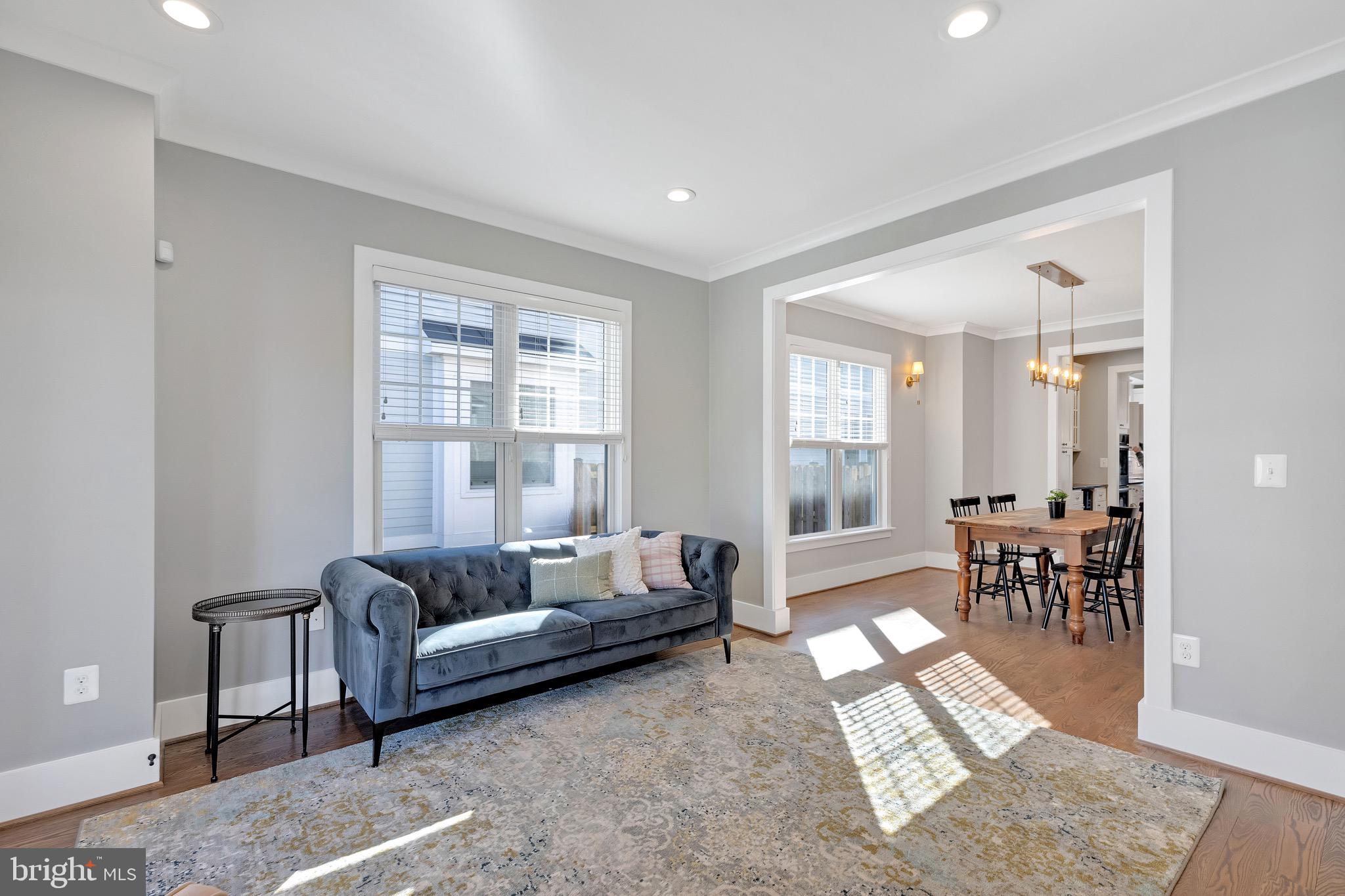 COUNTRY CLUB MANOR - Residential