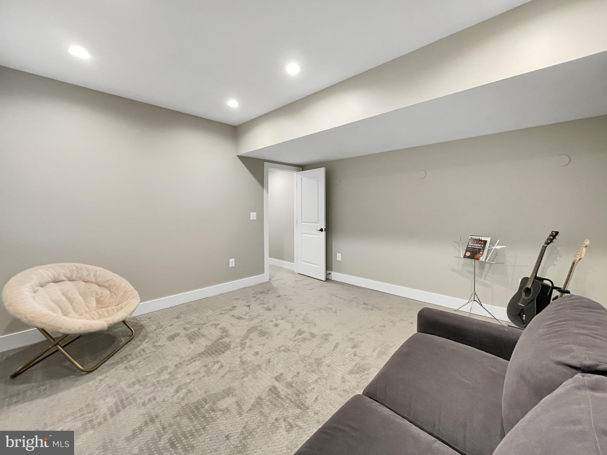 COUNTRY CLUB MANOR - Residential