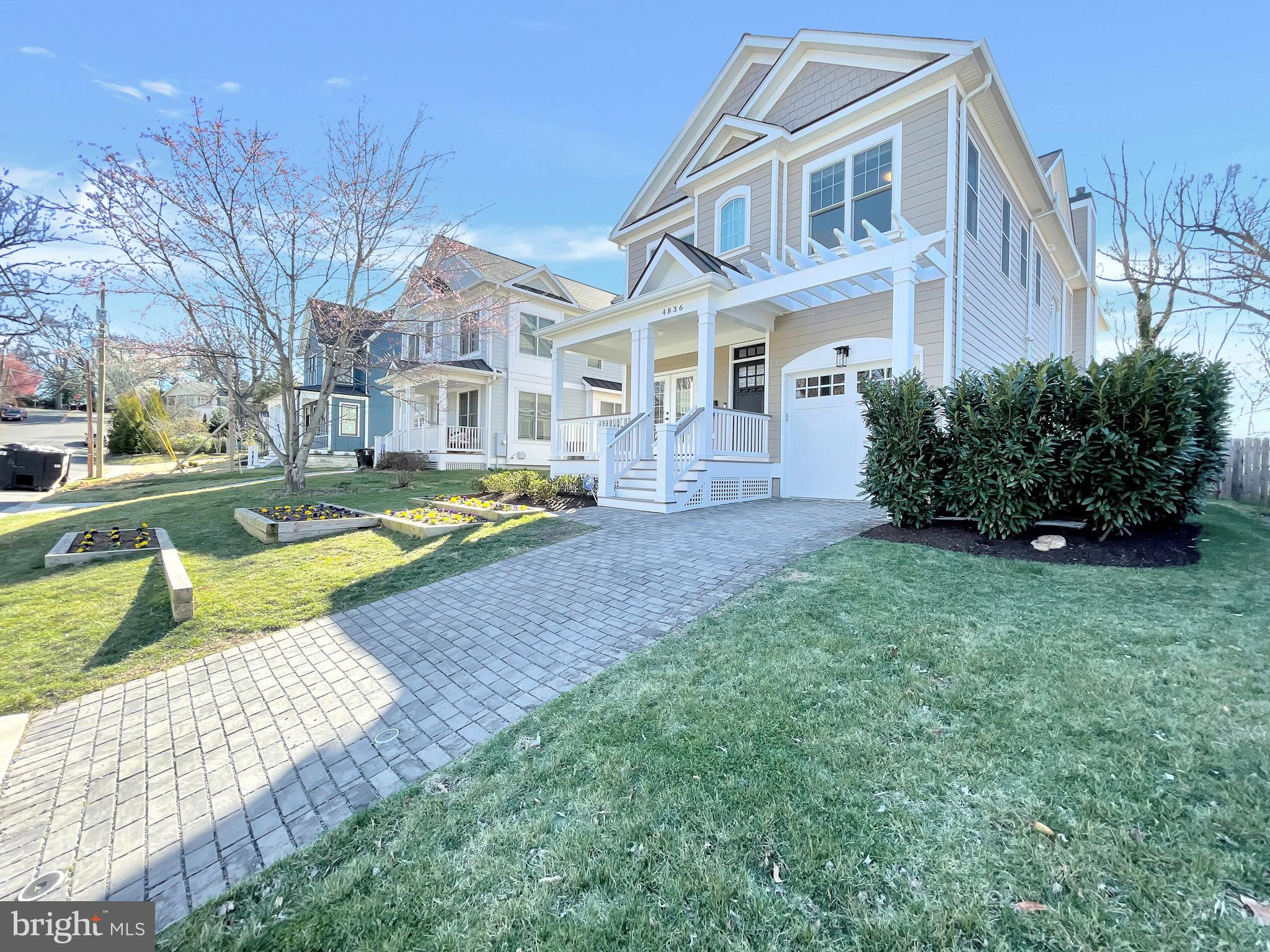 COUNTRY CLUB MANOR - Residential