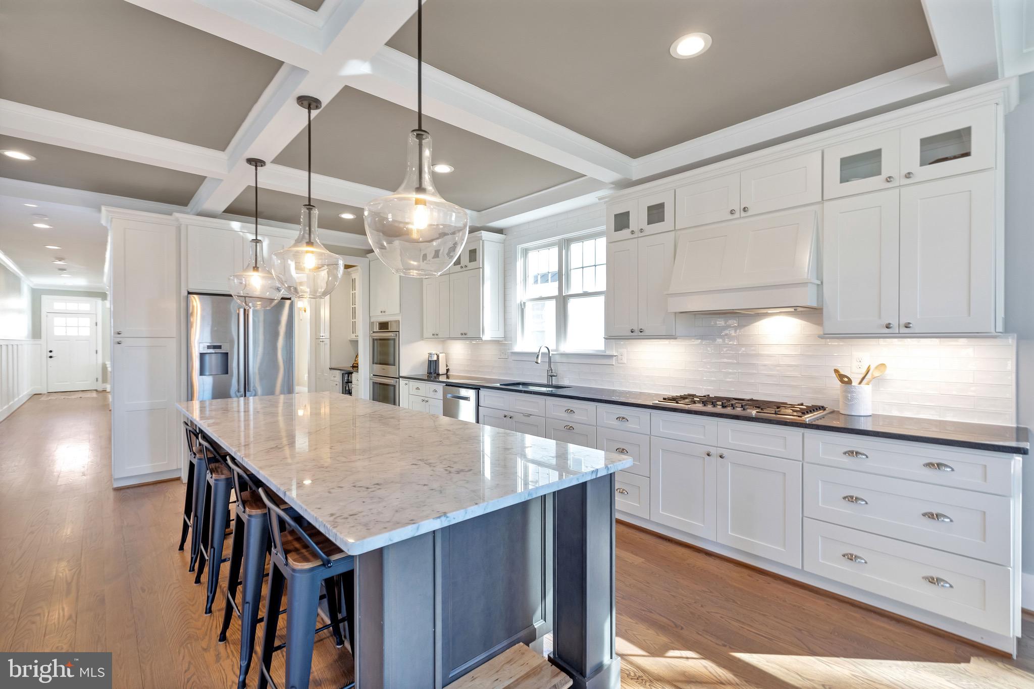 COUNTRY CLUB MANOR - Residential