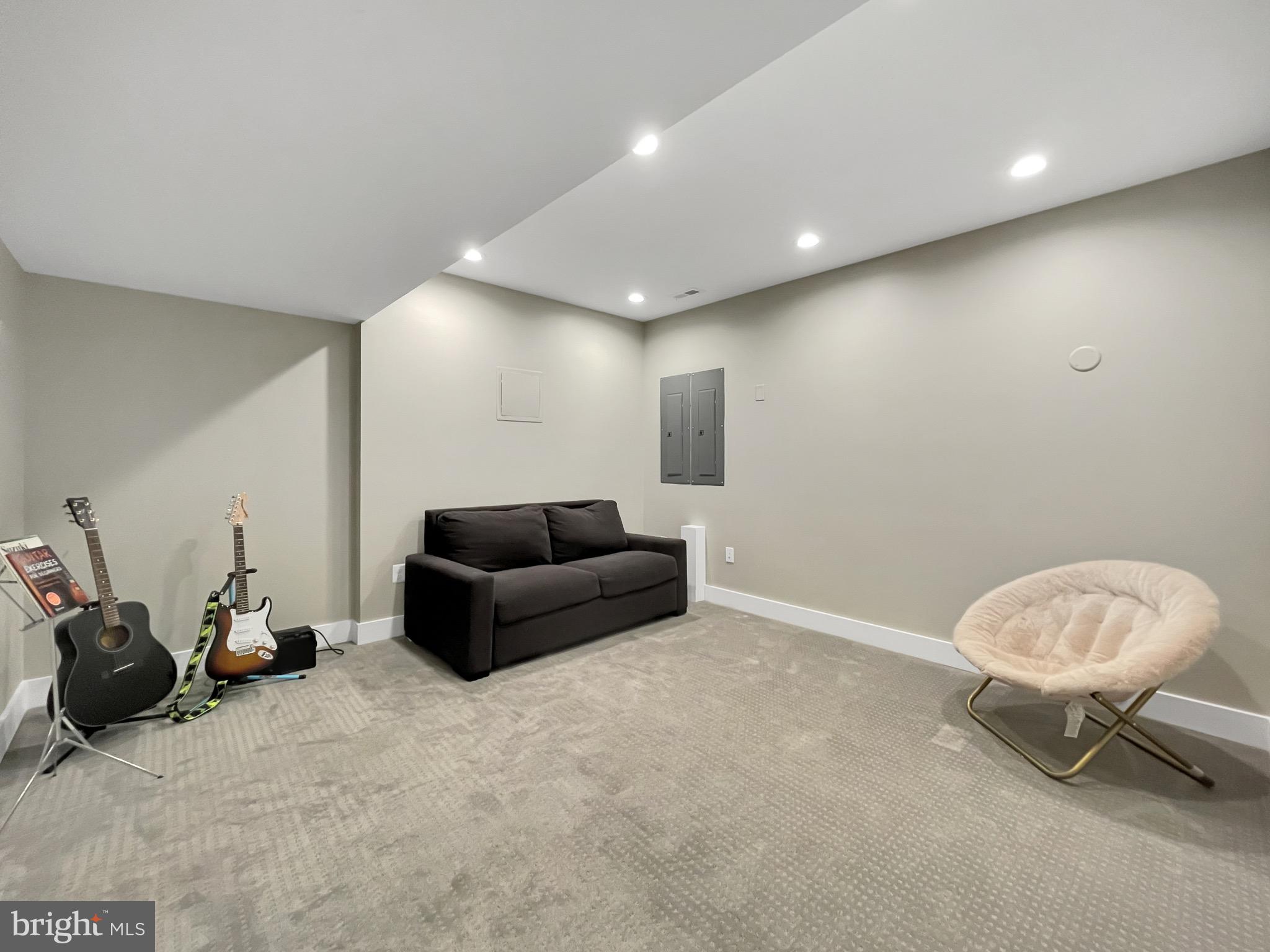 COUNTRY CLUB MANOR - Residential