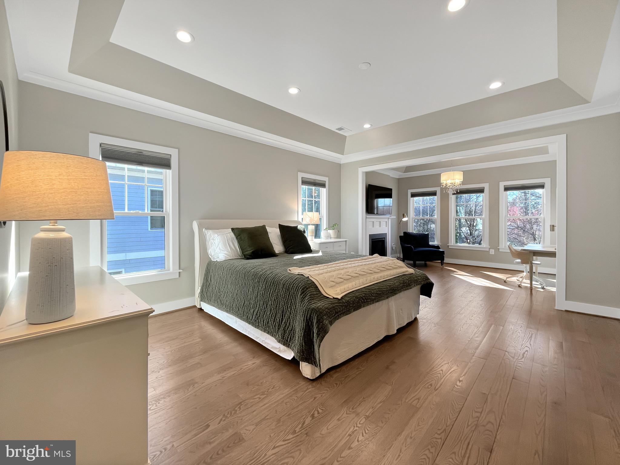 COUNTRY CLUB MANOR - Residential