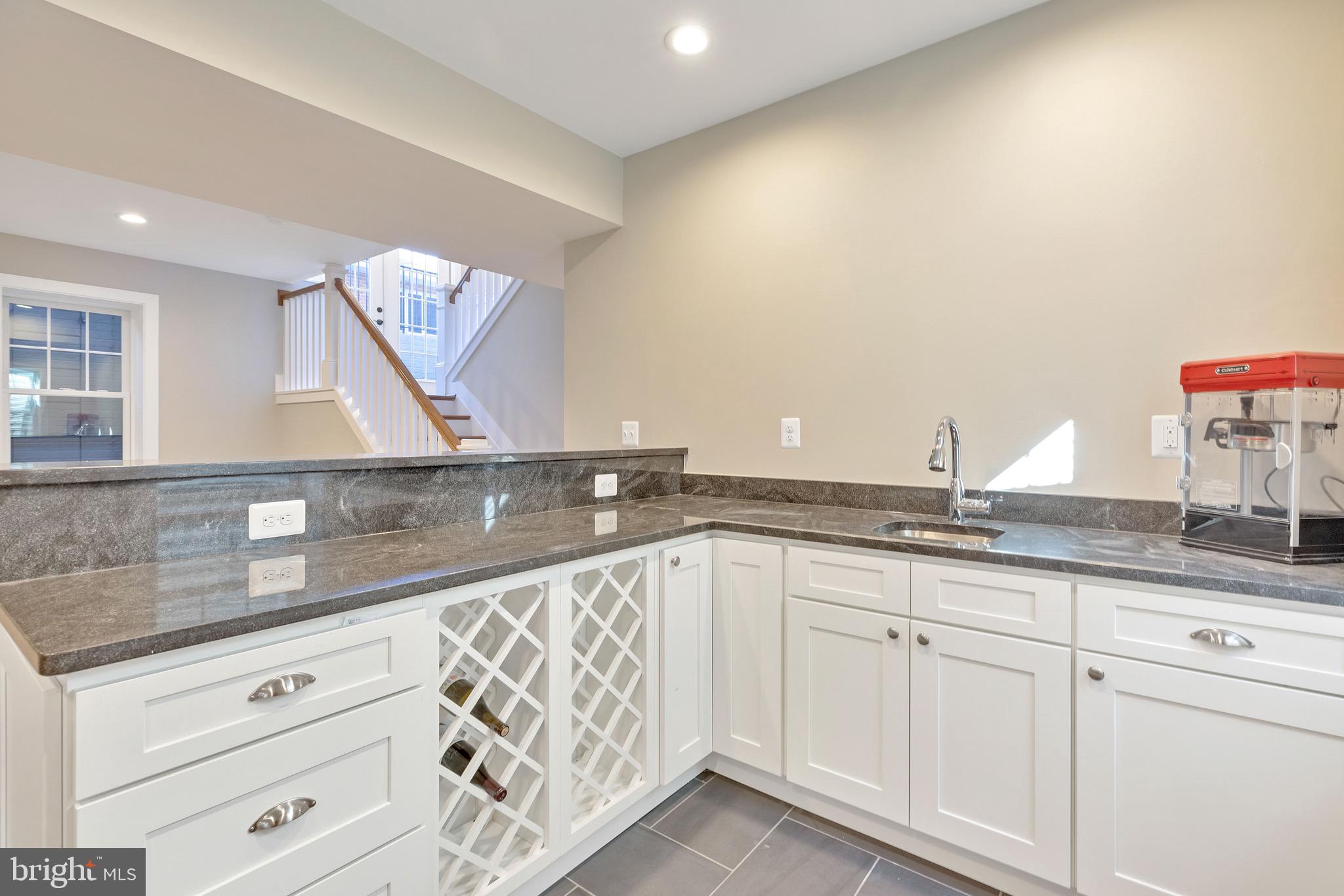 COUNTRY CLUB MANOR - Residential