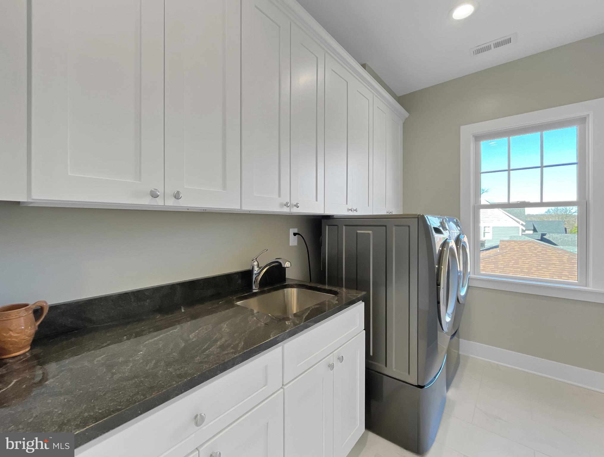 COUNTRY CLUB MANOR - Residential