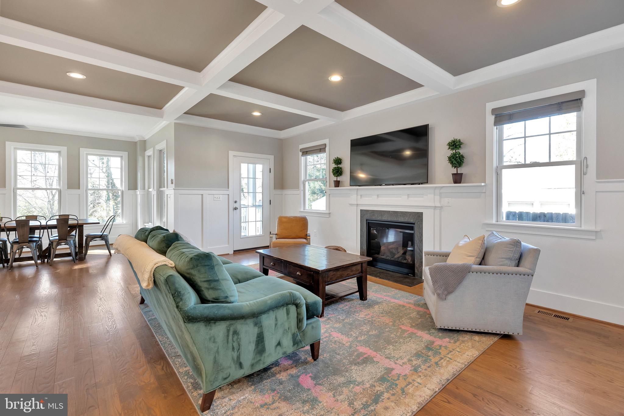 COUNTRY CLUB MANOR - Residential