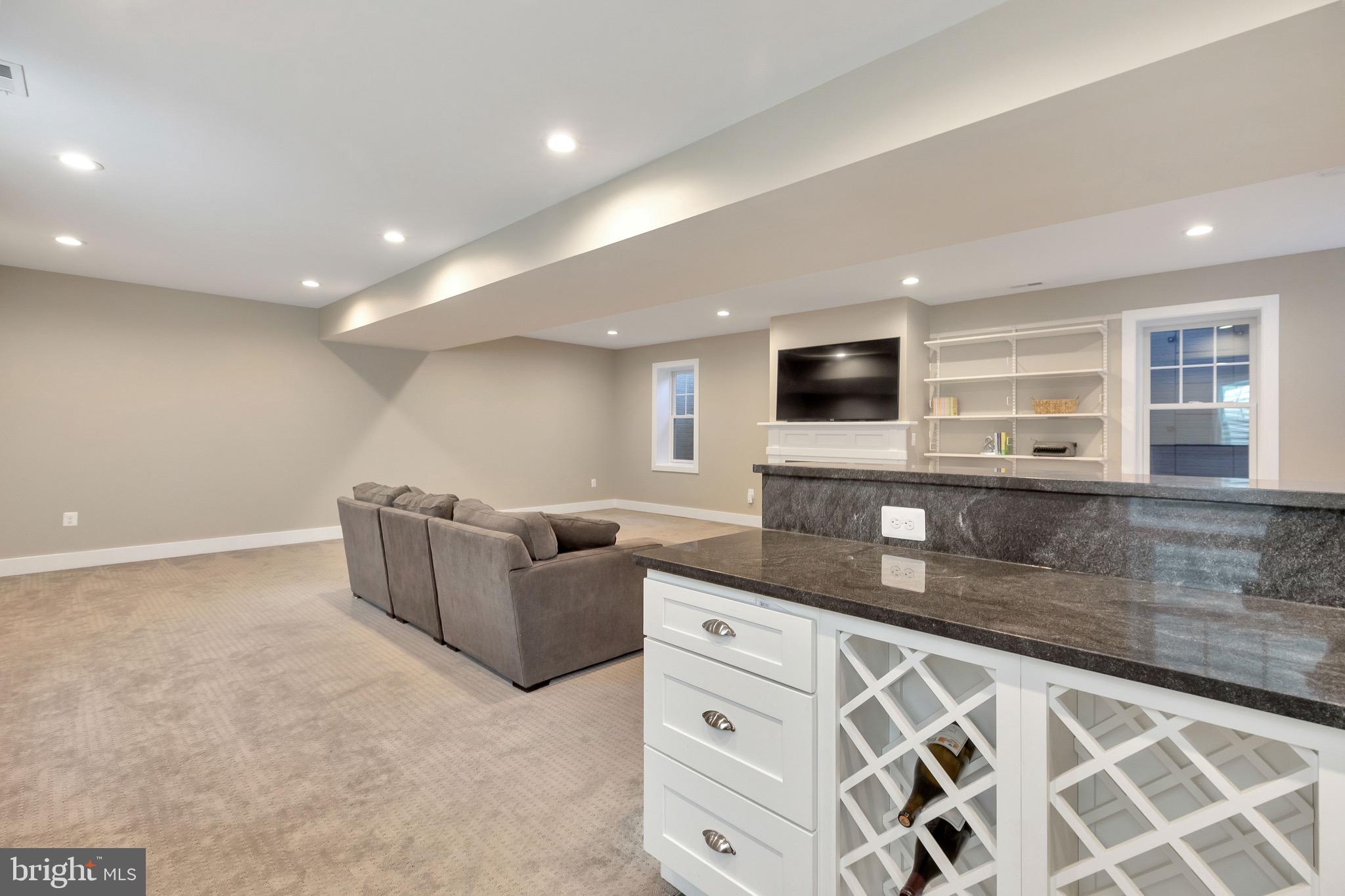 COUNTRY CLUB MANOR - Residential