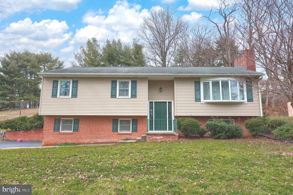 Photo of 723 Owl Hill Road, Lititz, PA 17543 (MLS # PALA2046858)