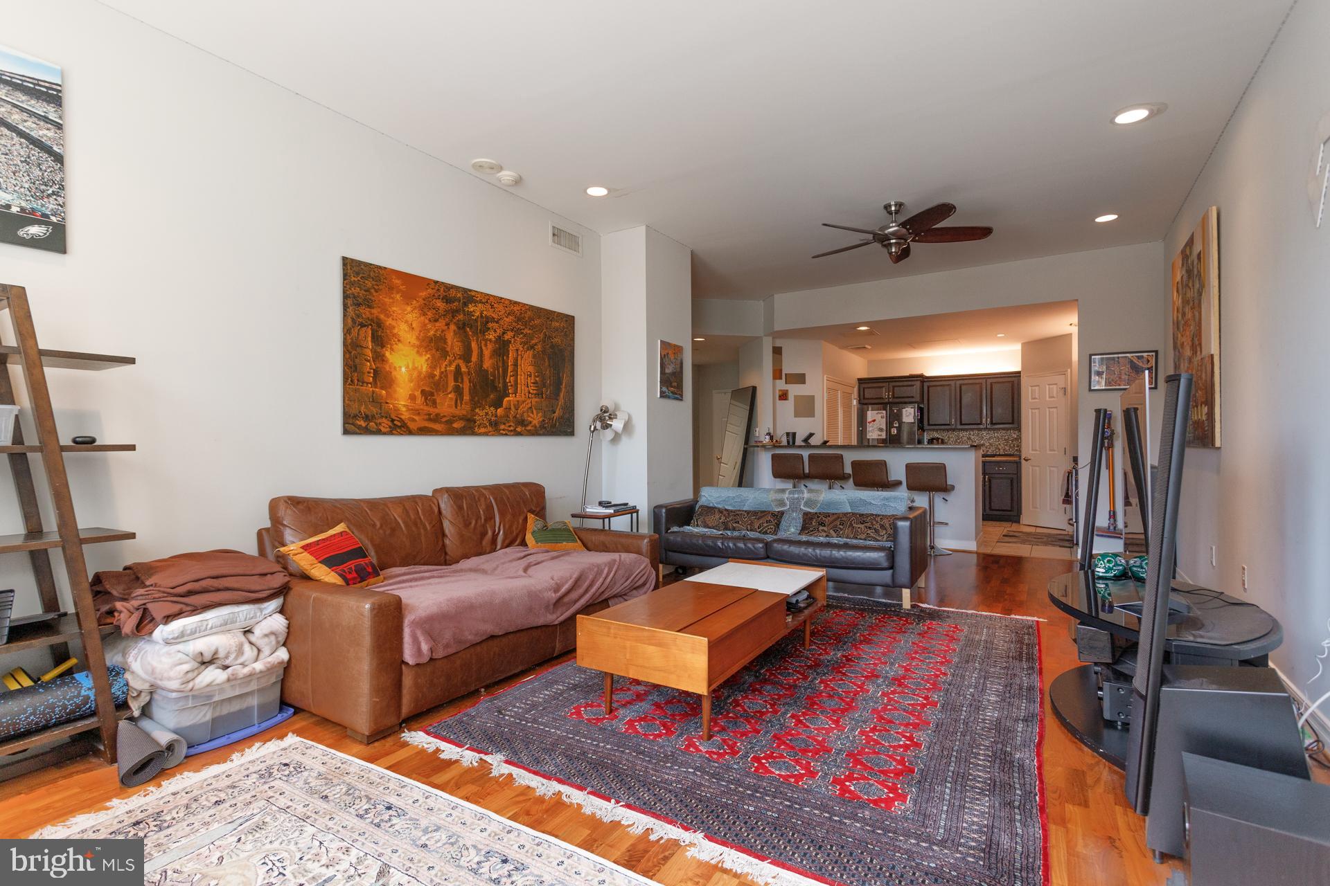 LOGAN SQUARE - Residential