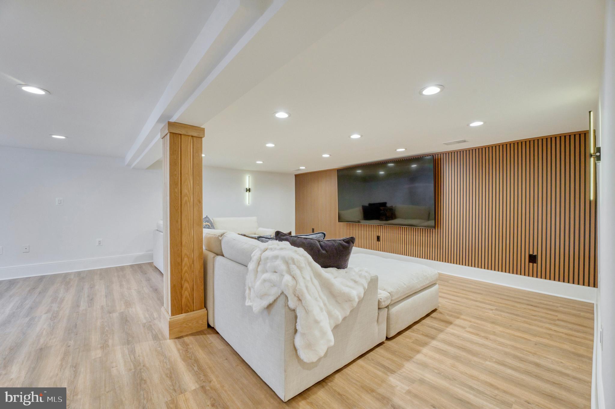 WILLIAMSBURG VILLAGE - Residential