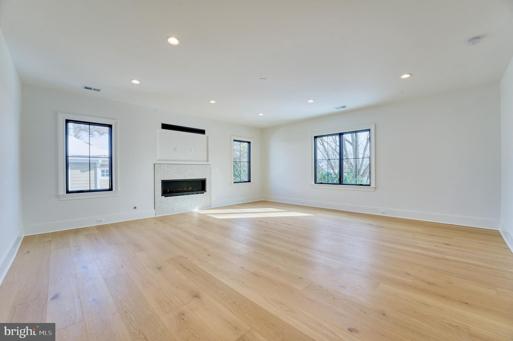 WILLIAMSBURG VILLAGE - Residential