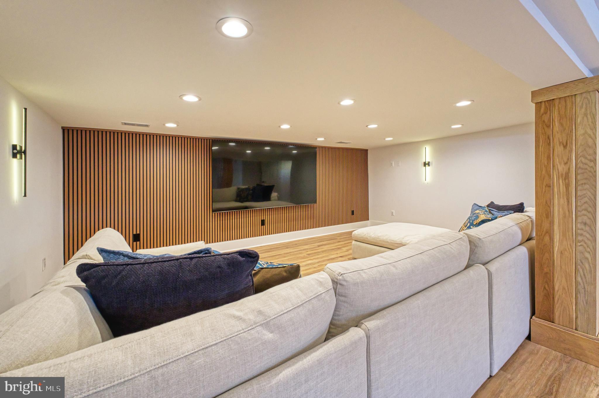 WILLIAMSBURG VILLAGE - Residential