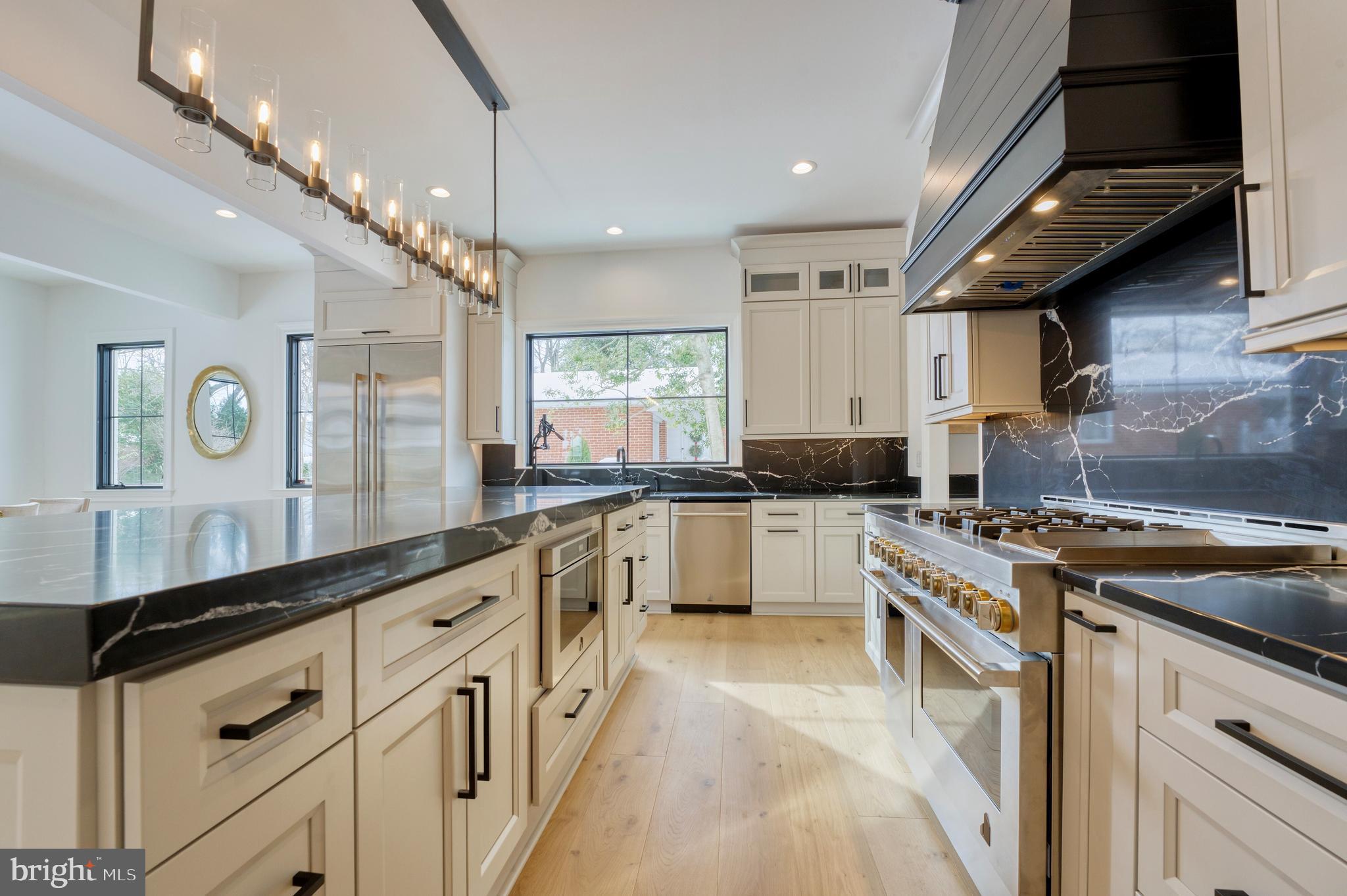 WILLIAMSBURG VILLAGE - Residential