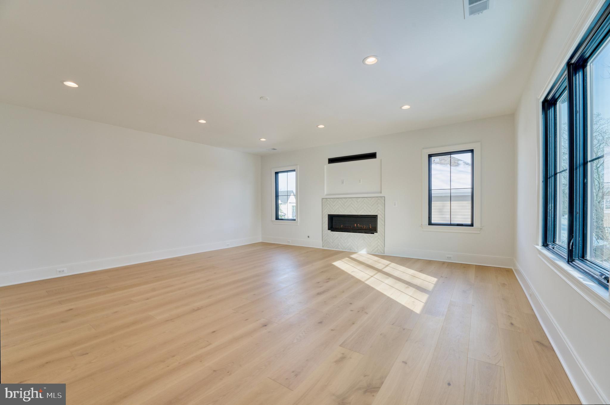 WILLIAMSBURG VILLAGE - Residential