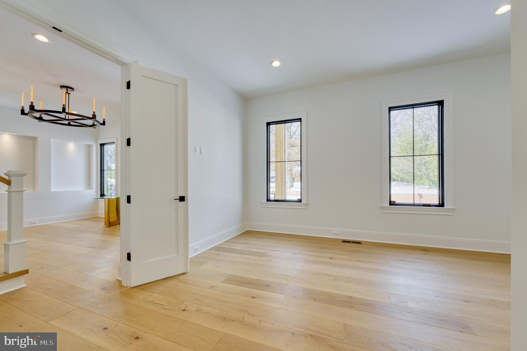 WILLIAMSBURG VILLAGE - Residential