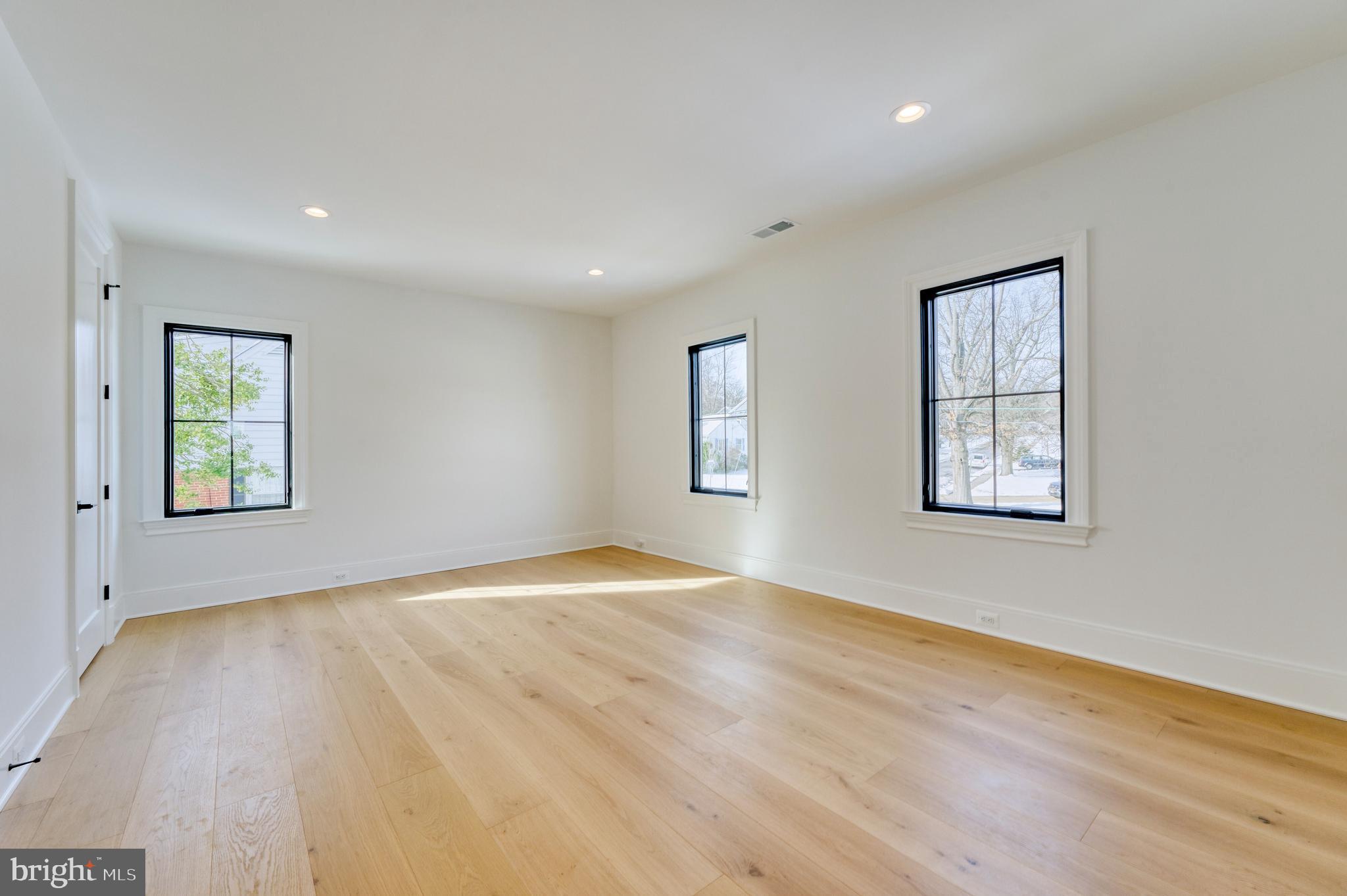 WILLIAMSBURG VILLAGE - Residential