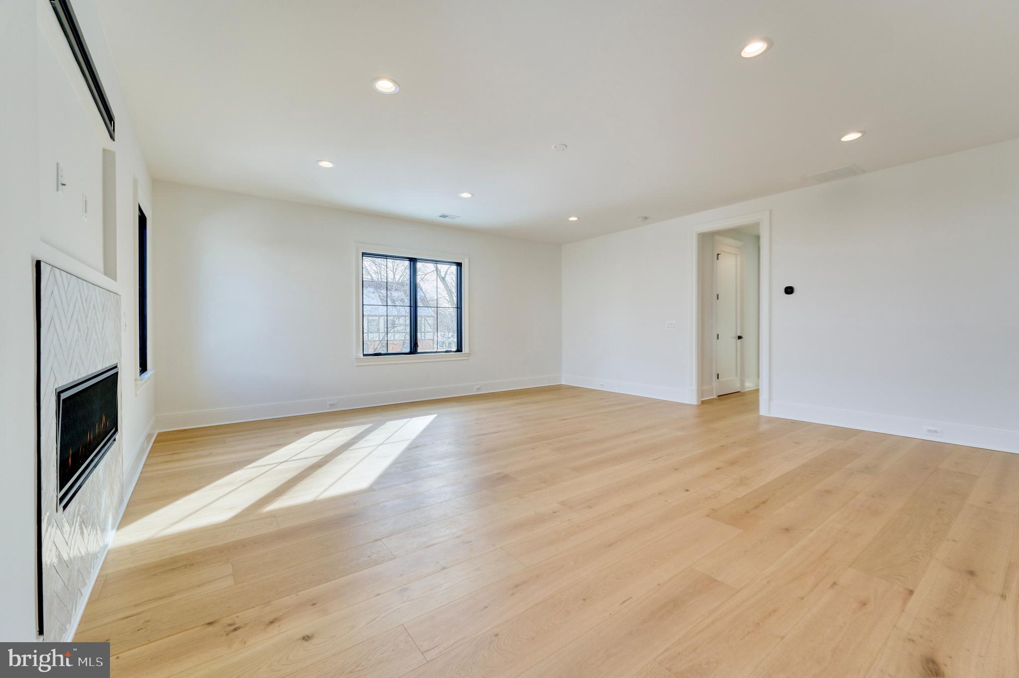 WILLIAMSBURG VILLAGE - Residential