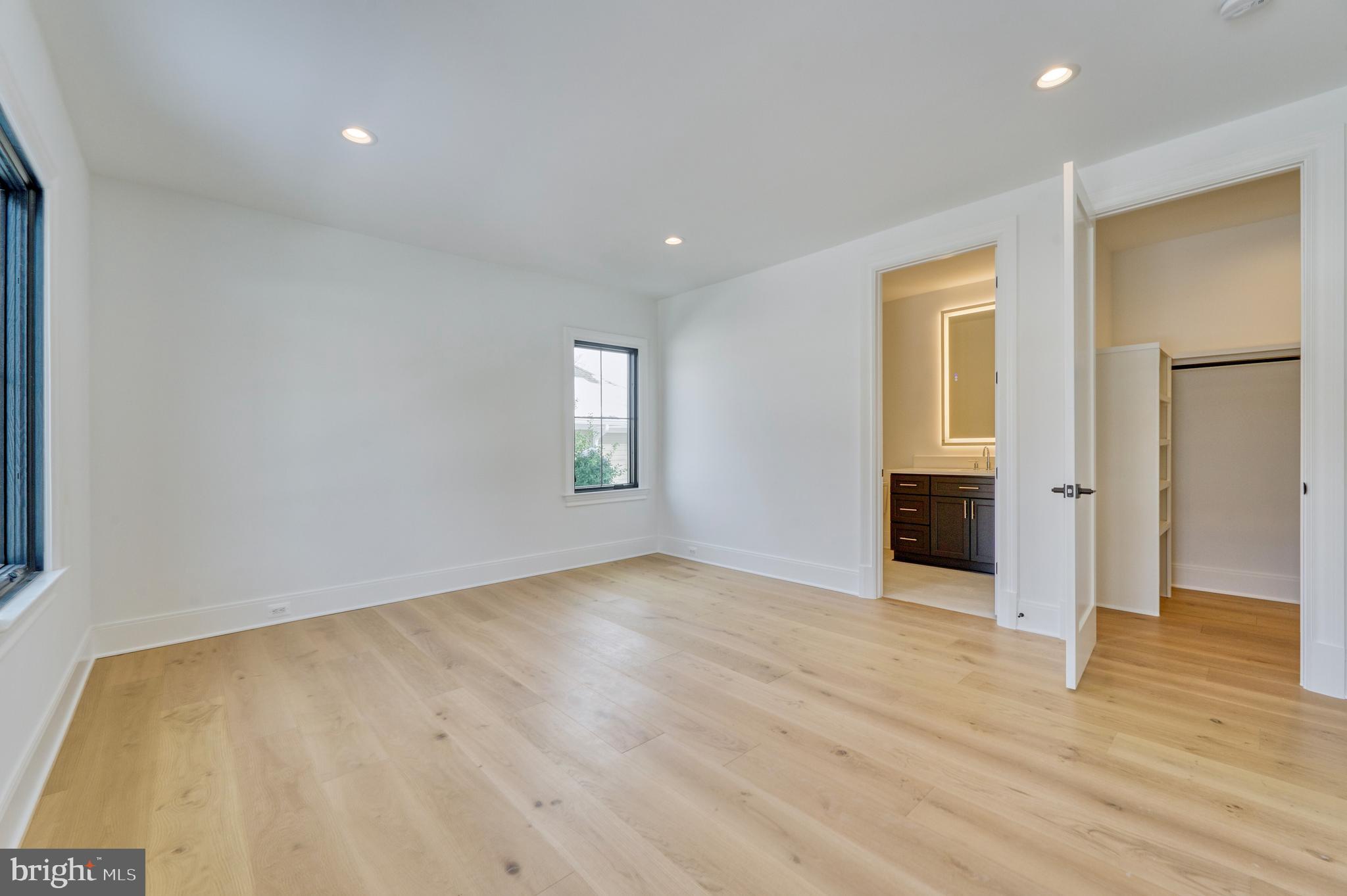 WILLIAMSBURG VILLAGE - Residential