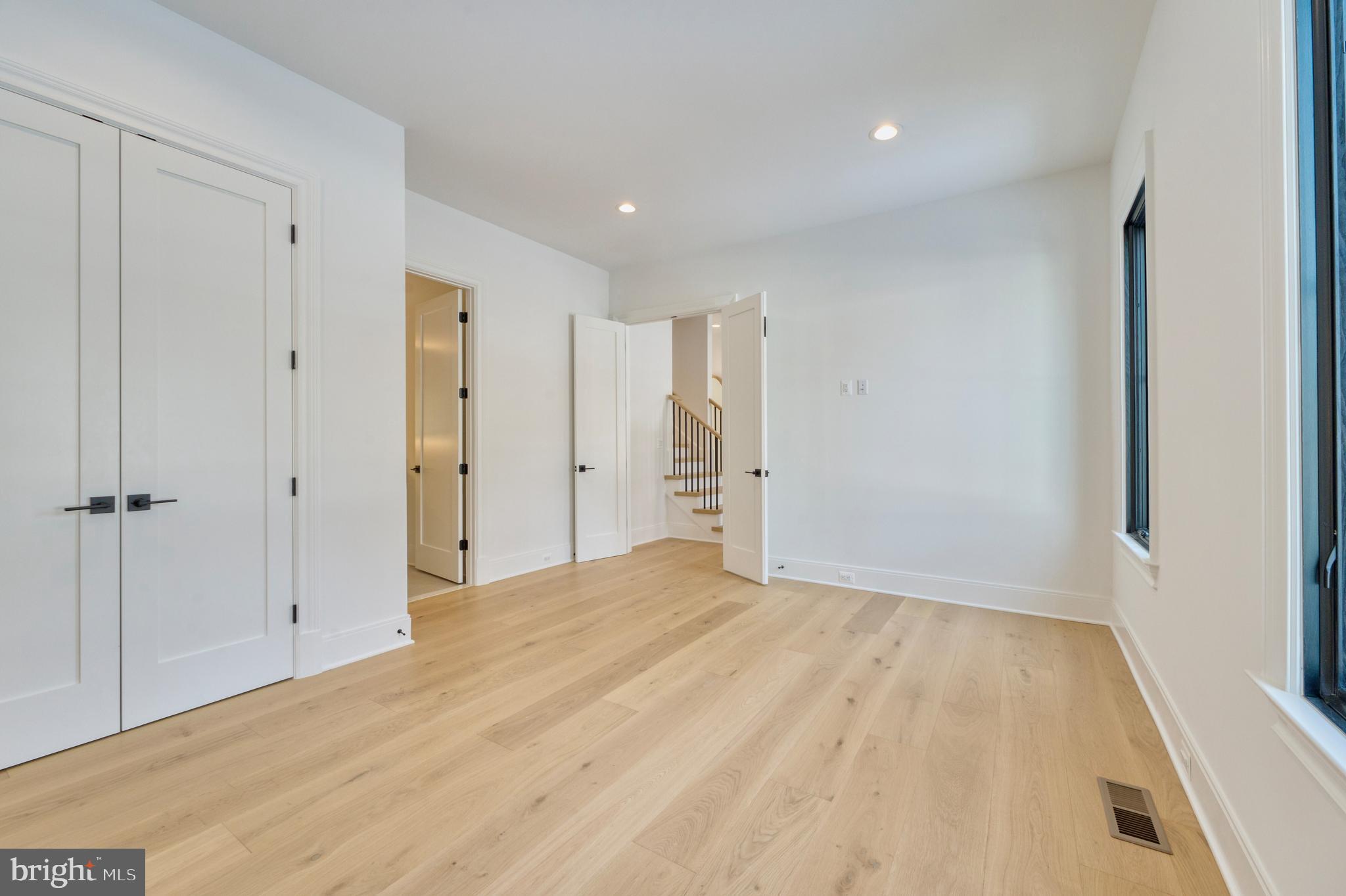 WILLIAMSBURG VILLAGE - Residential