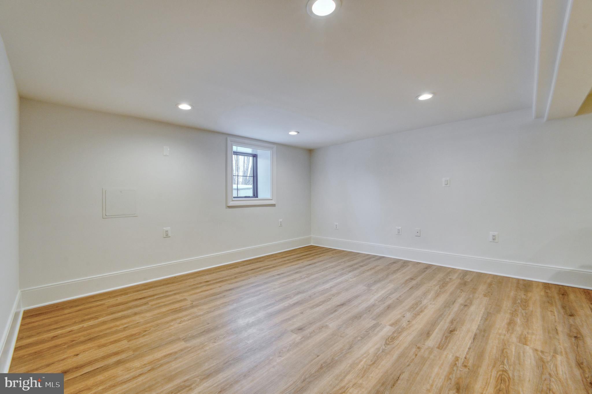 WILLIAMSBURG VILLAGE - Residential