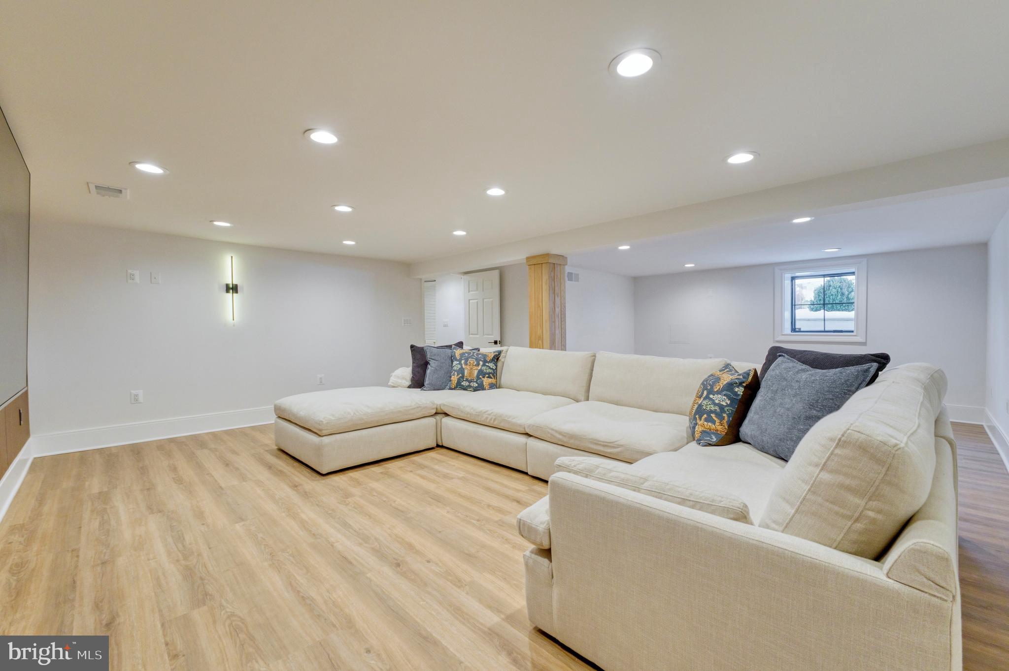 WILLIAMSBURG VILLAGE - Residential