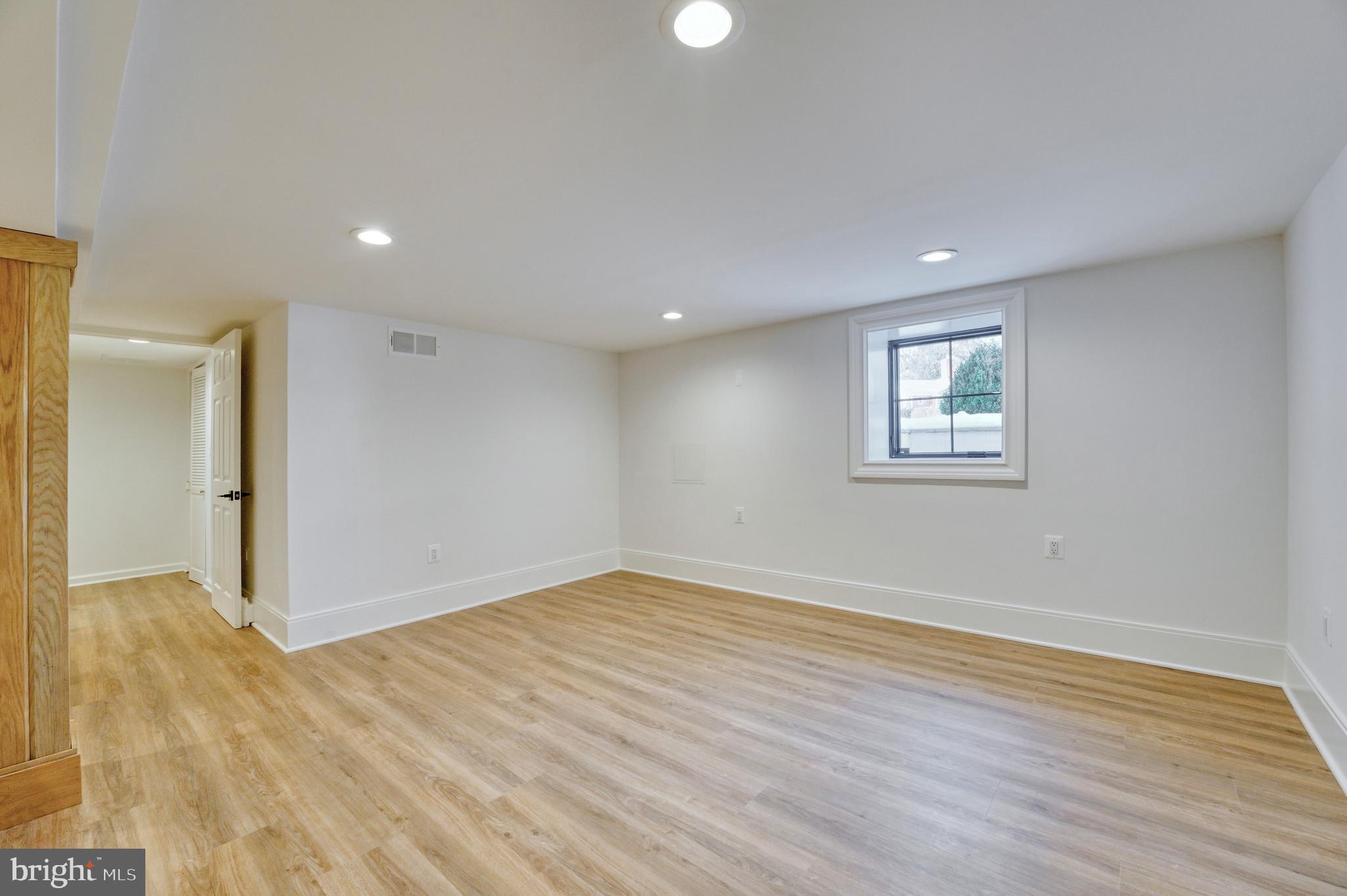 WILLIAMSBURG VILLAGE - Residential