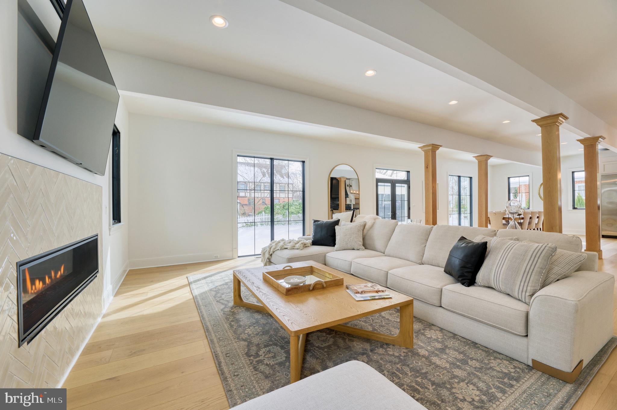 WILLIAMSBURG VILLAGE - Residential