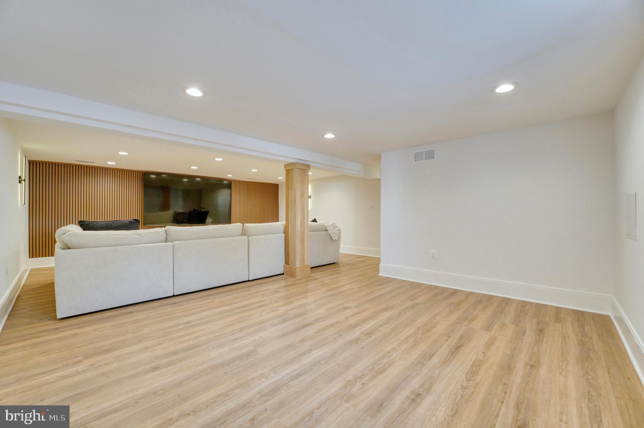 WILLIAMSBURG VILLAGE - Residential