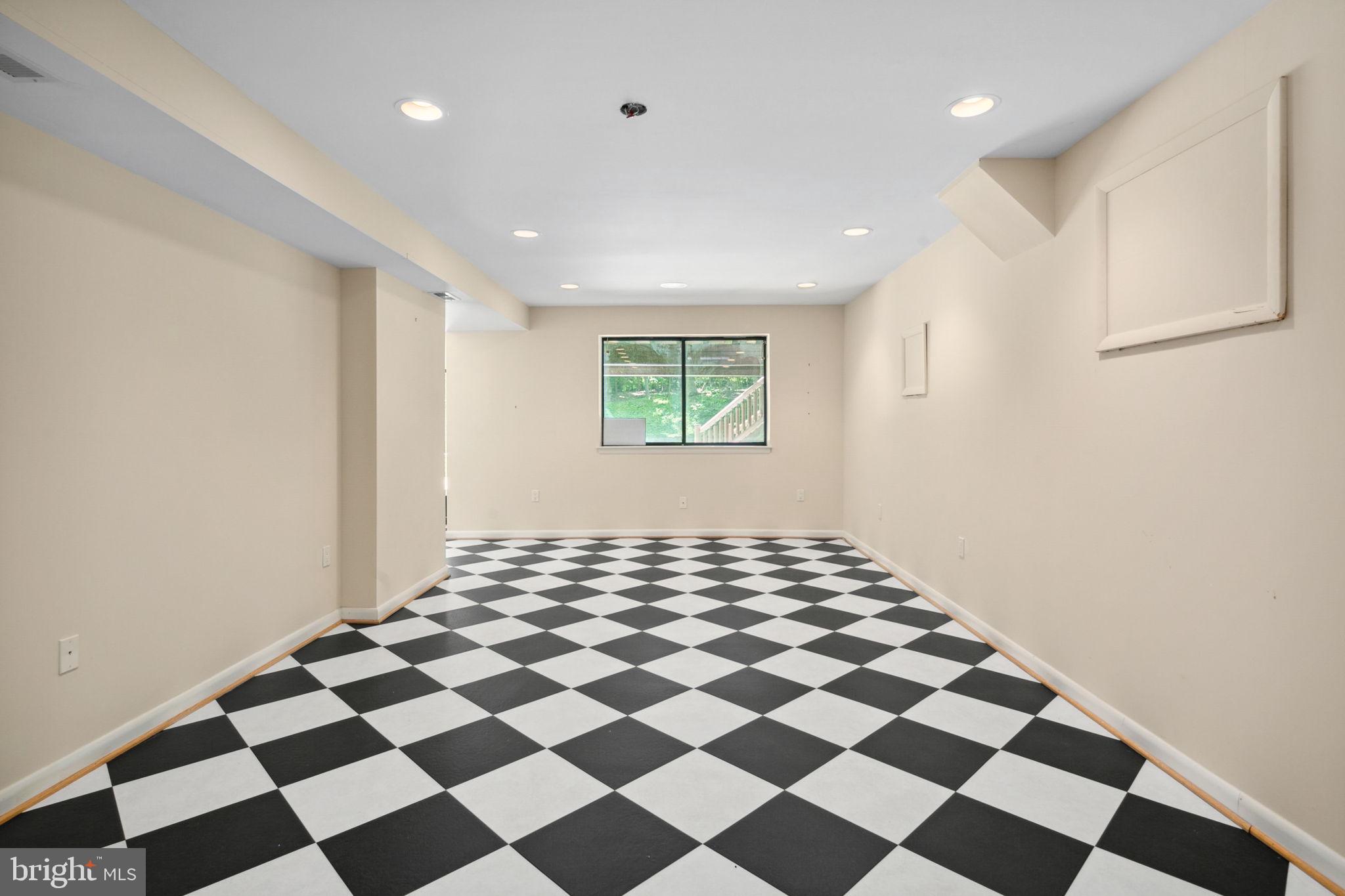 POTOMAC OUTSIDE - Residential