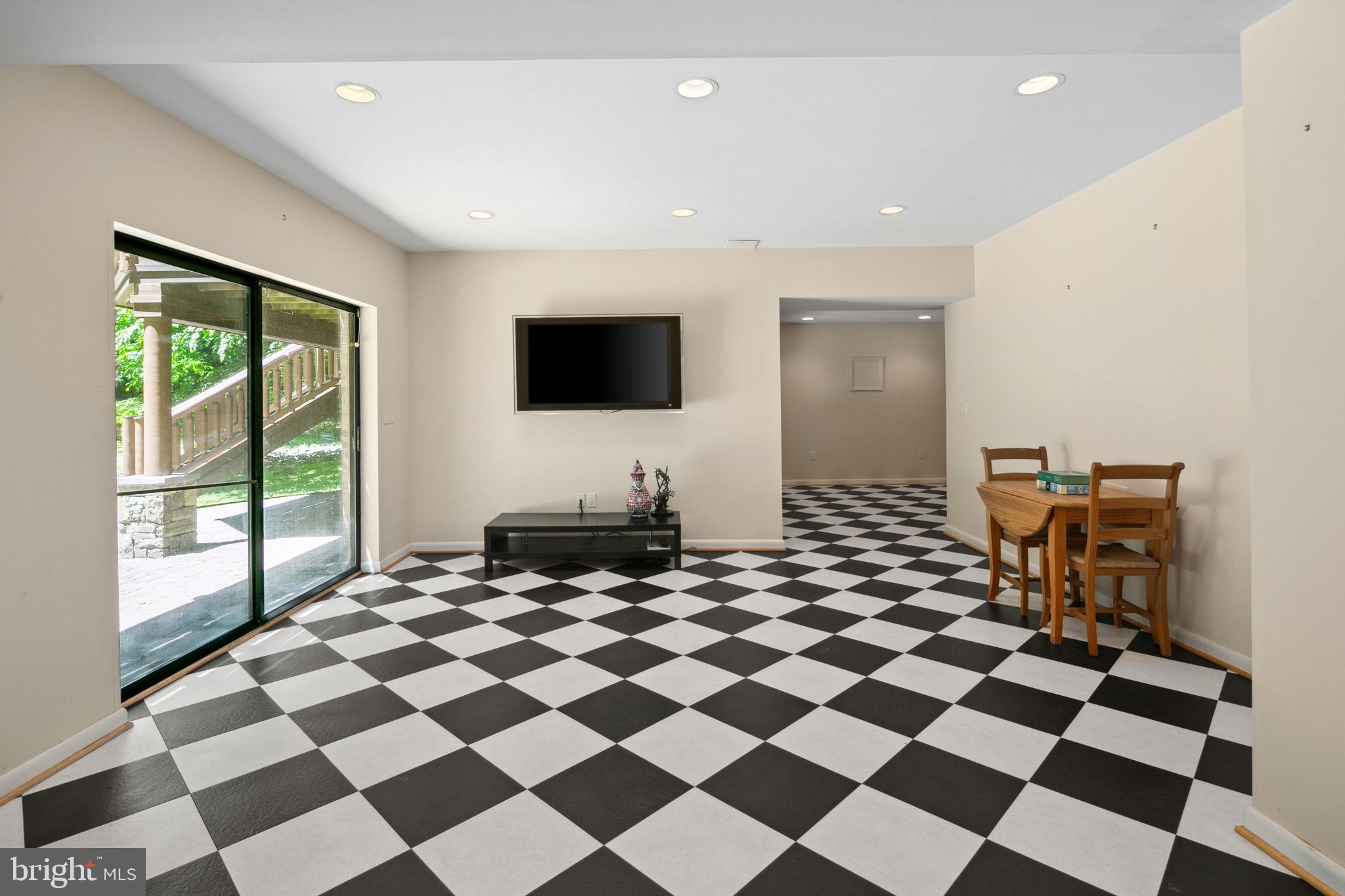 POTOMAC OUTSIDE - Residential