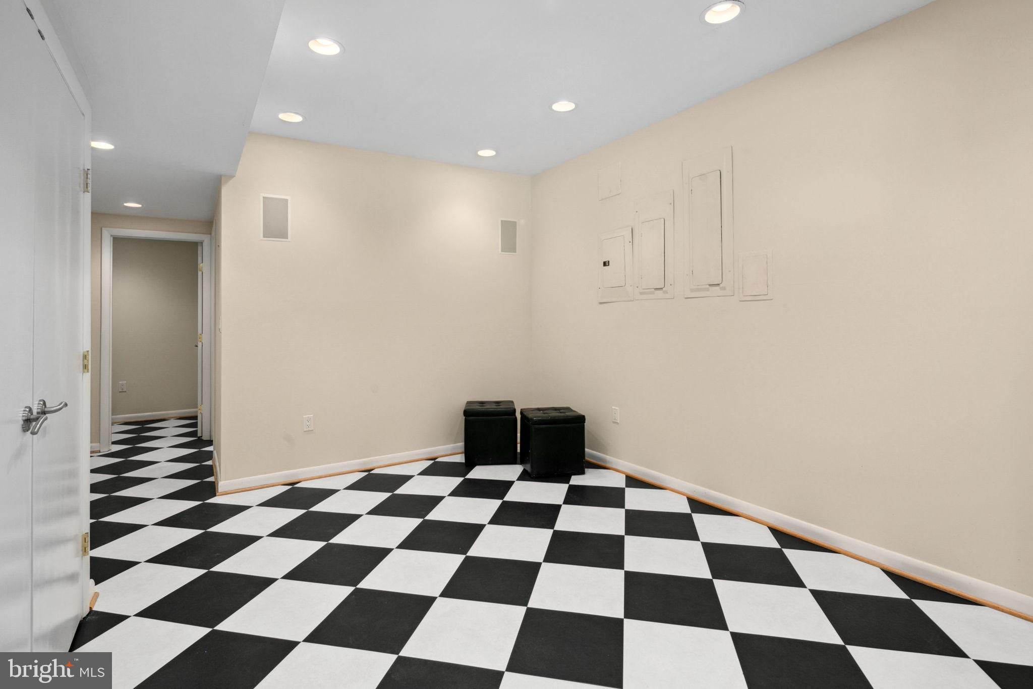 POTOMAC OUTSIDE - Residential