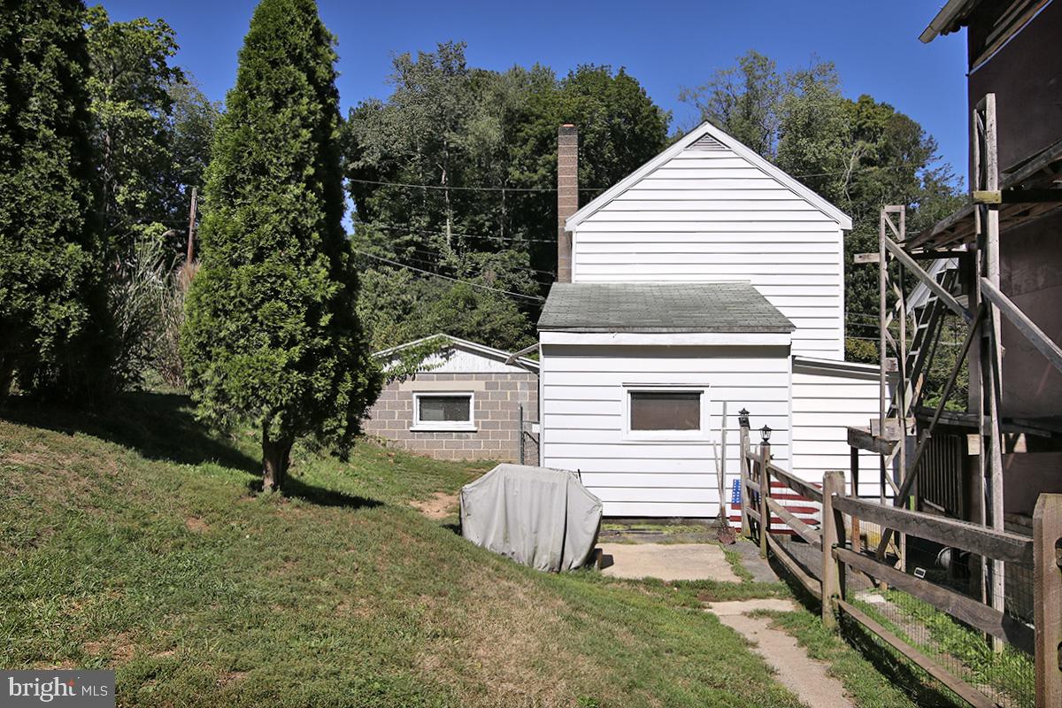 86 CAROLINE AVENUE