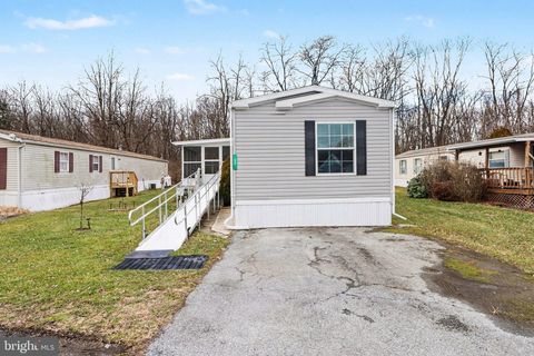 32 HATHAWAY DRIVE CARLISLE PA 17015