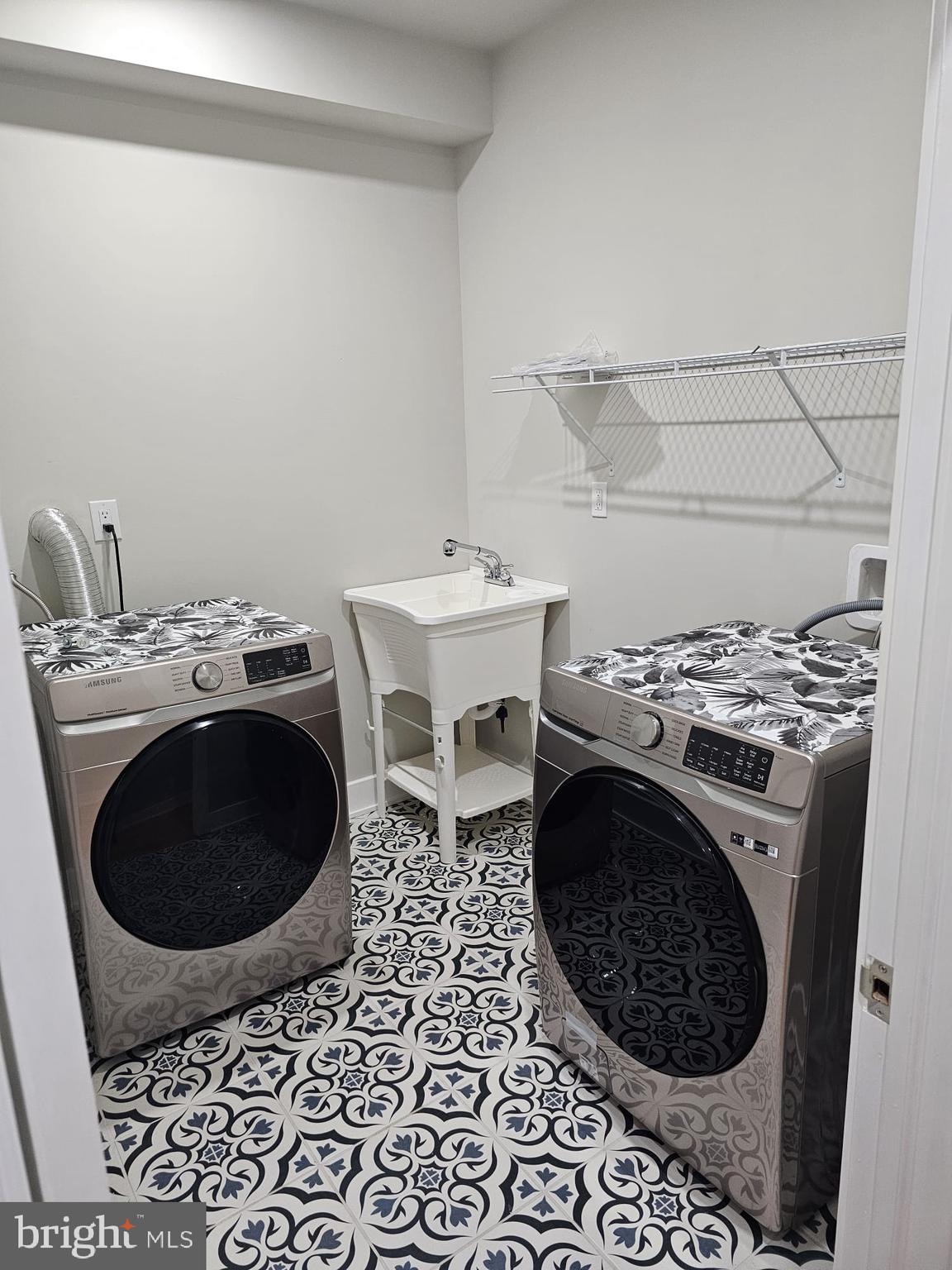 PORT RICHMOND - Residential Lease