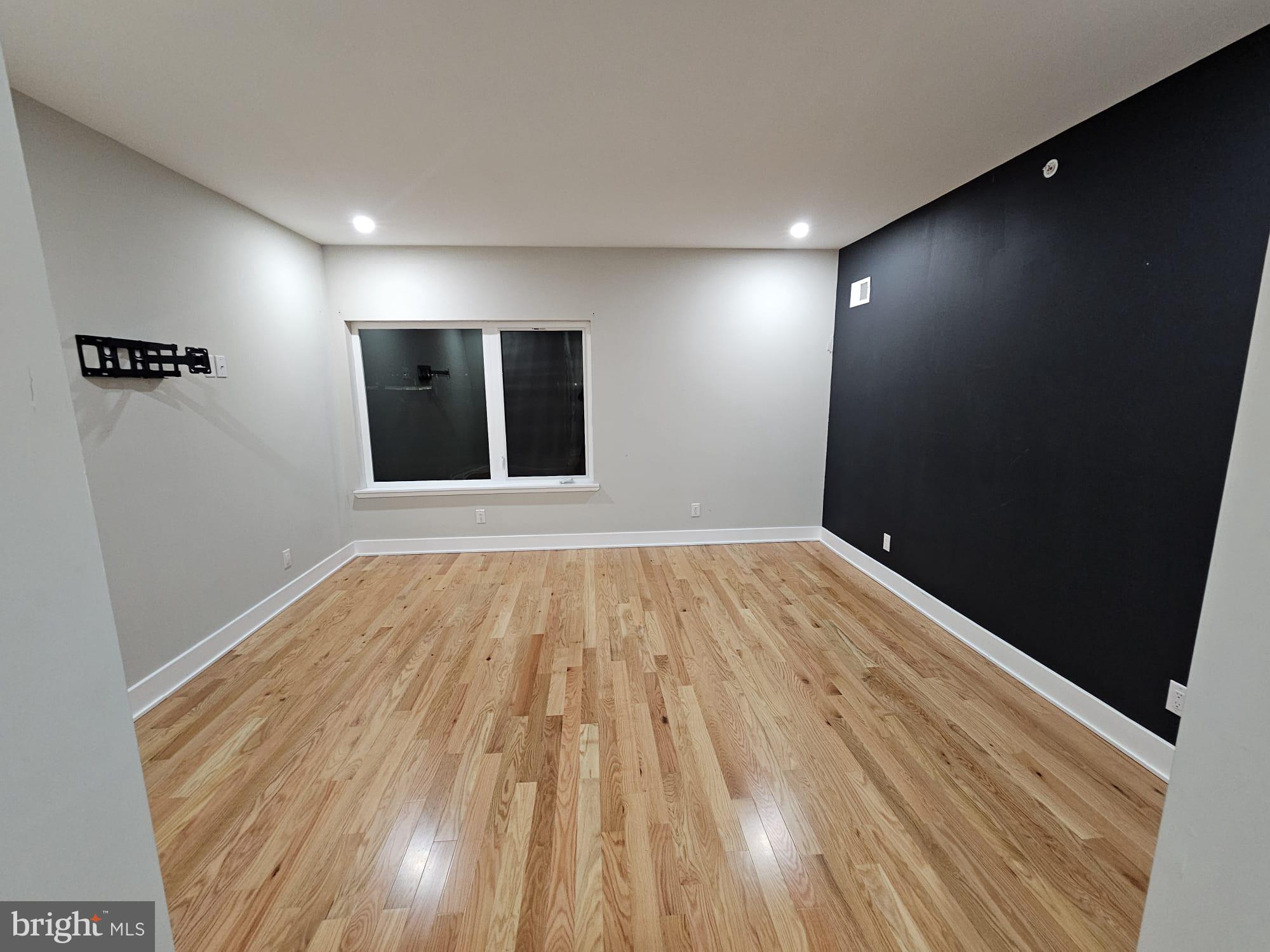 PORT RICHMOND - Residential Lease