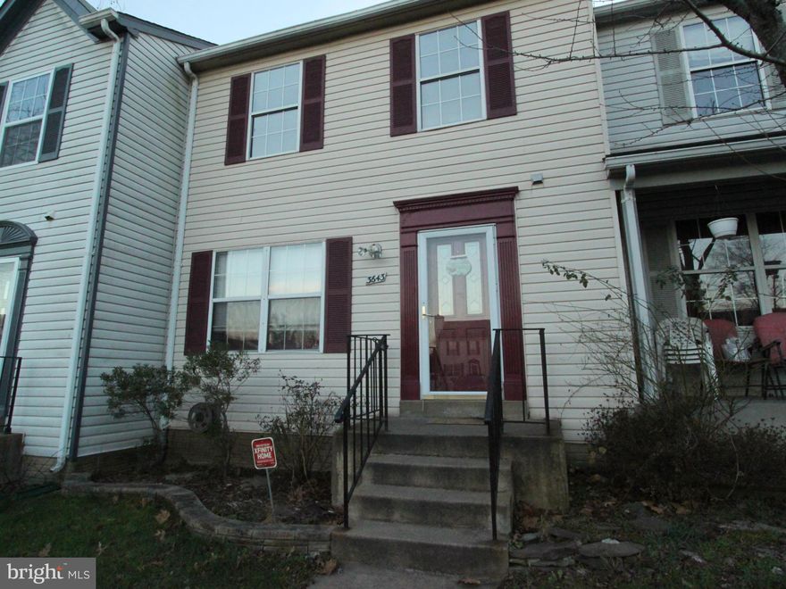 Great updated town home for sale with fantastic floor plan. Main level hardwood, open kitchen, patio. 3 Bedrooms on upper level. Large master with walk in closet. Finished basement with 2 bedrooms and washer/dryer. Seller willing to assist with closing costs. Free home warranty if using Bridge Title for settlement.