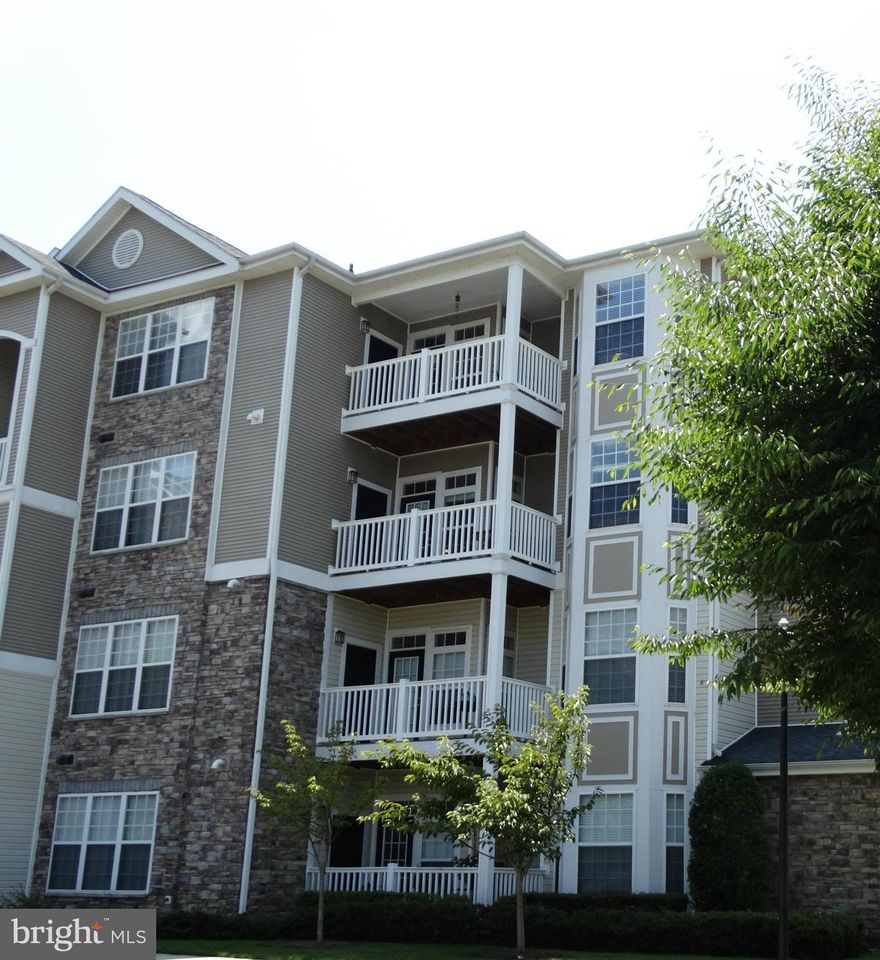 Amazing 3bedroom 2bath condo in the popular Stratford Club Community. ONLY 3bedroom available on the highly coveted 2nd floor! Spacious floor plan features gleaming hardwood floors, gas fireplace and upgraded moldings. Dream kitchen with upgraded cabinets, granite, backsplash and stainless steel.  Balcony w/garden views. Spa bathrooms and walk in closets!  Gated and tons of community amenities!