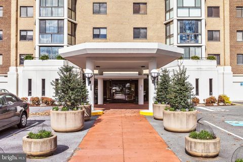 Photo of 15107 Interlachen Drive #2-1025, SILVER SPRING, MD 20906 (MLS # MDMC2208294)