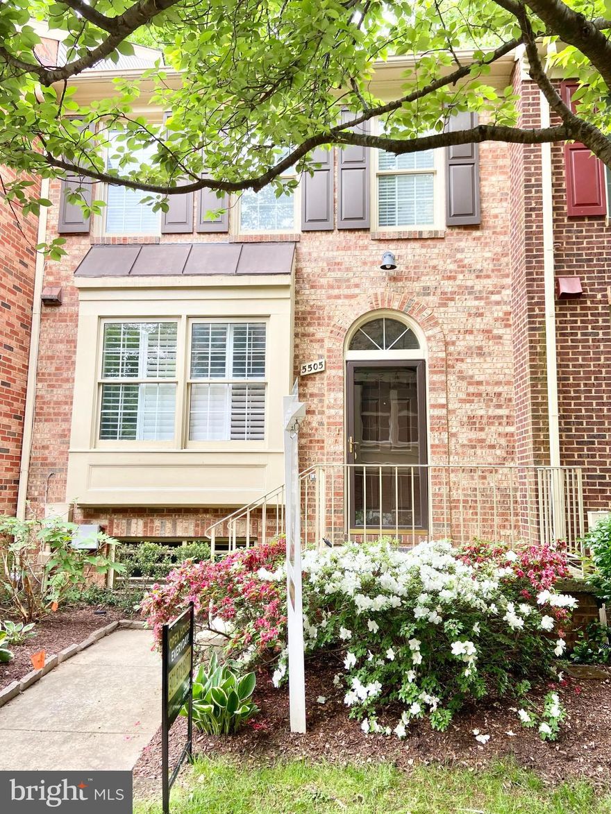 Incredible home and location! Has everything you want and need! 2-story great room with wood burning fireplace  is the perfect setting for relaxing or entertaining. 2 Primary Bedrooms with their own Ensuite bath on the upper level! 3rd bedroom and 3rd bath on lower level. Gourmet kitchen with stainless steel appliances makes a pleasurable eating experience! Gleaming hardwood floors throughout home.
Parking-Reserved space#141 plus (1) unreserved, unnumbered space in complex. Proof of Tenant Insurance required. If interested in submitting application, please contact Realty Group Property Management.
 24 hour notice for showing appointments required! Date Available 7/7/25.