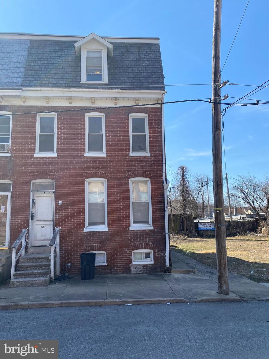 Investor Opportunity! Here is your chance to add to your portfolio. A Semi-detached 2 unit.