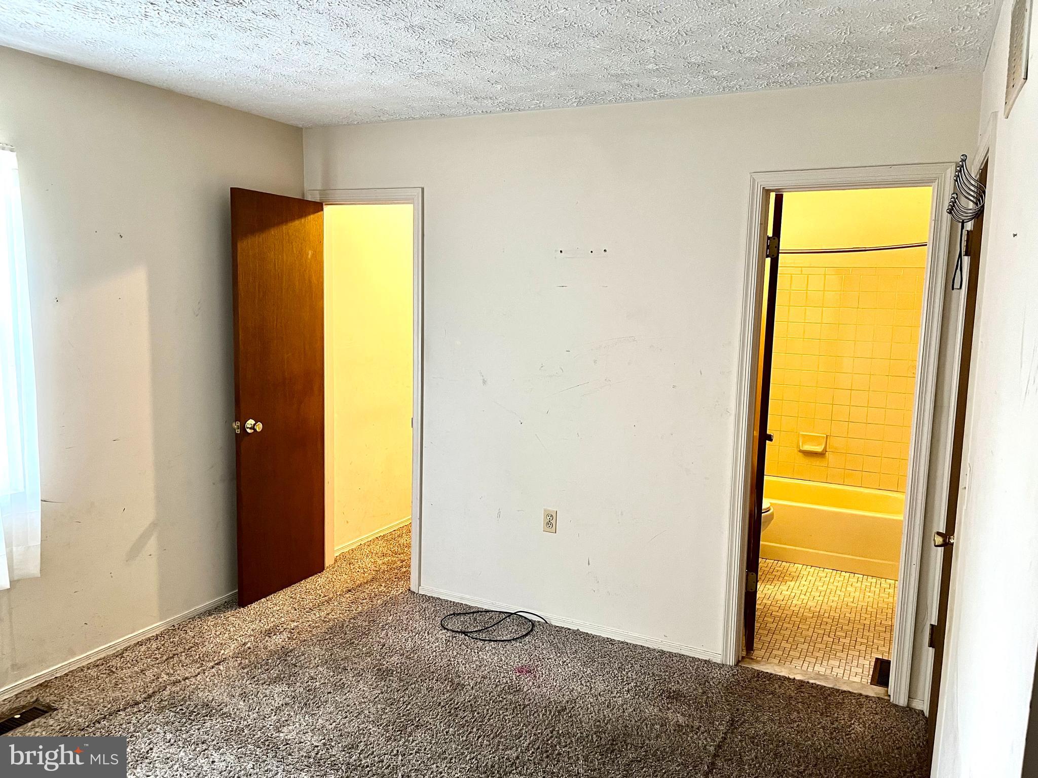 TOWERING OAKS - Residential